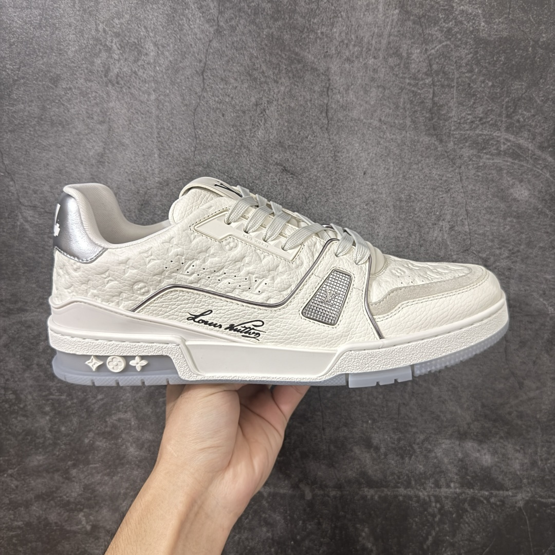 【佛山顶级超A版】Louis Vuitton LV Trainer系列 镭射红尾 仓库现货 当天可取 私人订单 专柜混卖零售专供 所有配色均为购买原版复刻 整体版型 皮料 市场独一无二 后跟版型都可以自行对比[机智]吊打市场所有货 怒甩十条街，欢迎拿市场各大工厂的货来对比！ 鞋舌烫金超正 压印程度秒杀市面90%以上的高端货 新配色陆续开发出货 尺码：39-46-选品中心