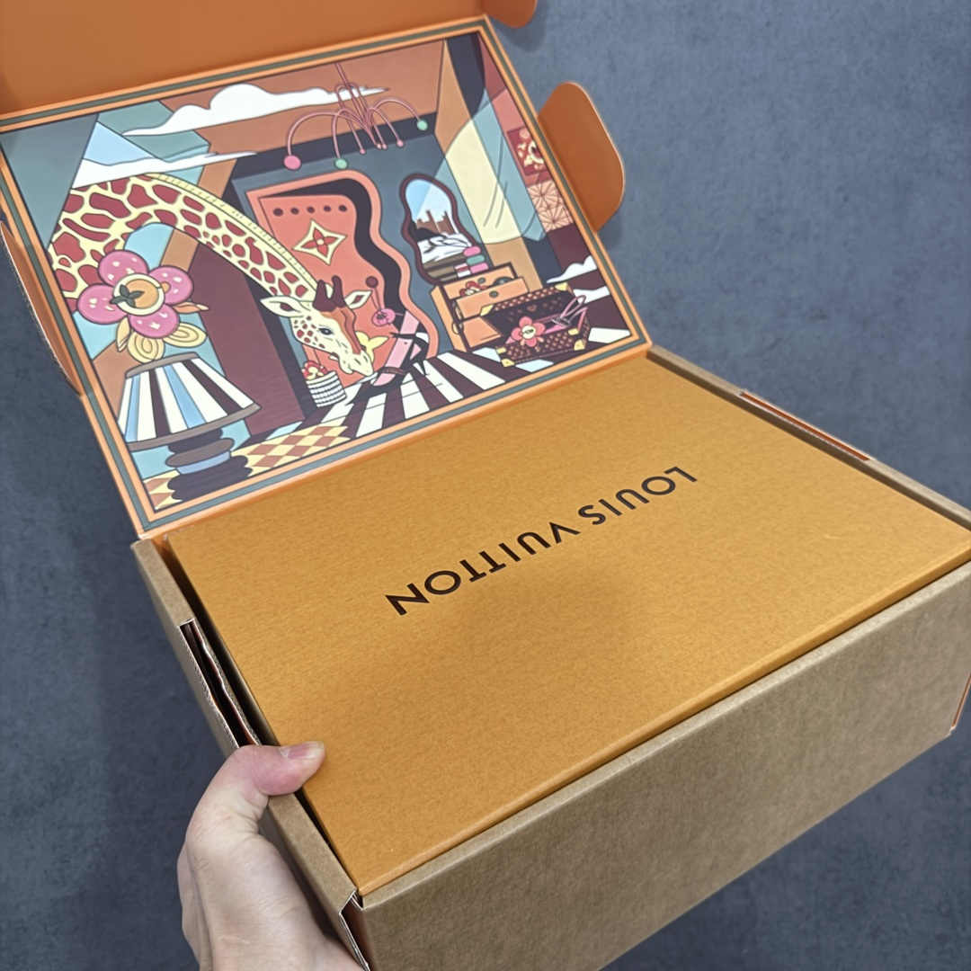 图片[11]-【佛山顶级超A版】Louis Vuitton LV Trainer系列 镭射红尾 仓库现货 当天可取 私人订单 专柜混卖零售专供 所有配色均为购买原版复刻 整体版型 皮料 市场独一无二 后跟版型都可以自行对比[机智]吊打市场所有货 怒甩十条街，欢迎拿市场各大工厂的货来对比！ 鞋舌烫金超正 压印程度秒杀市面90%以上的高端货 新配色陆续开发出货 尺码：39-46-选品中心