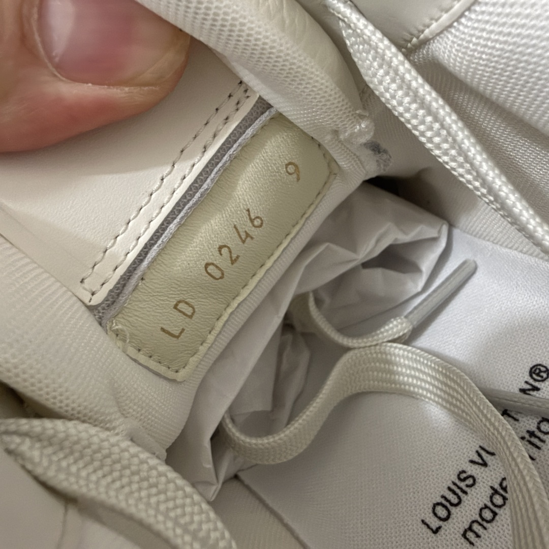 图片[8]-【佛山顶级超A版】Louis Vuitton LV Trainer系列 镭射红尾 仓库现货 当天可取 私人订单 专柜混卖零售专供 所有配色均为购买原版复刻 整体版型 皮料 市场独一无二 后跟版型都可以自行对比[机智]吊打市场所有货 怒甩十条街，欢迎拿市场各大工厂的货来对比！ 鞋舌烫金超正 压印程度秒杀市面90%以上的高端货 新配色陆续开发出货 尺码：39-46-选品中心
