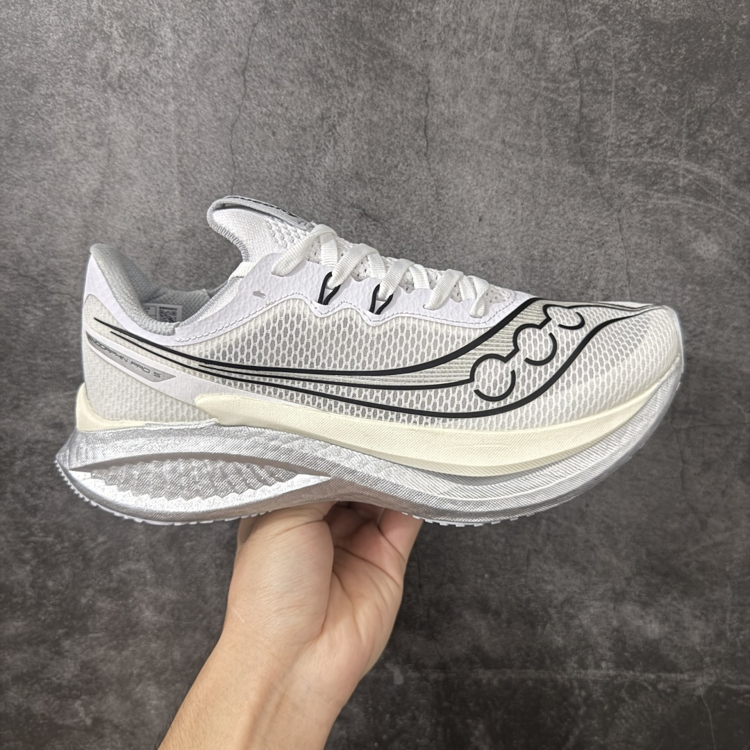 【纯原版】Saucony ENDORPHIN Pro 5 啡鹏 5 尼龙板 百搭舒适 低帮 马拉松训练竞速跑步鞋 索康尼推出的跑鞋是一款外观激进但脚感舒适的跑鞋 采用了全新的中底设计和鞋面工程 保留了软弹脚感和稳定支撑 适合进阶跑者和喜欢软弹脚感的跑者选择 尺码：40-45带半码-选品中心