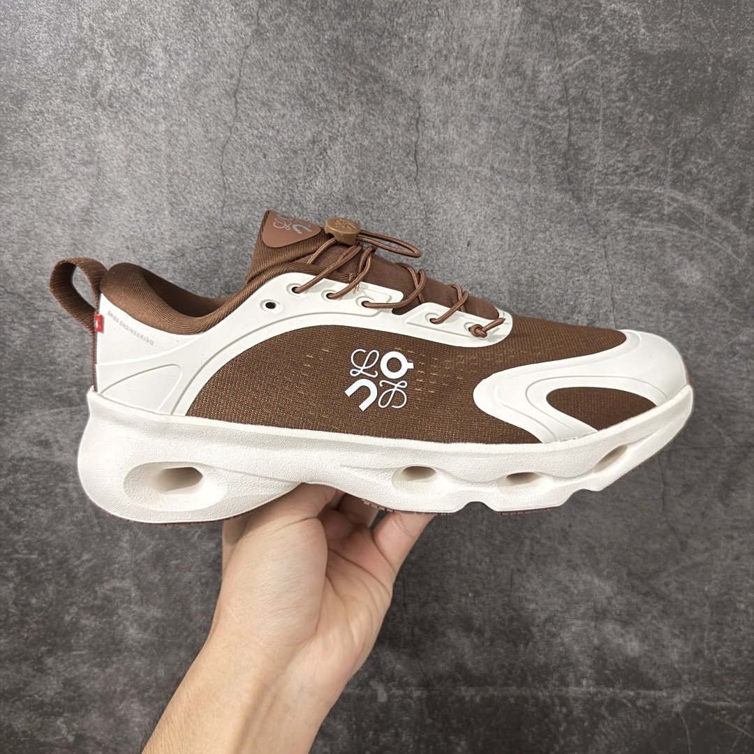 【莞产顶级】LOEWE罗意威 x ON昂跑 联名款 Cloudsolo系列 •原鞋一致橡胶底 原版高弹MD 加爆米花料 •正确后跟小蛮腰 •Logo立体有光泽度 •正确鞋头饱满立体 •鞋舌TPU立体高频 •正确鞋面网布多层厚实材料 •后跟织带高频立体 织带上浆加硬 •正确鞋带头滴胶柔软 •正确鞋垫前薄后厚有弹性（欧奈斯材料，非普通海玻璃） 尺码：36 36.5 37 37.5 38 38.5 39 40 40.5 41 42 42.5 43 44 44.5 45 46（真半码）-选品中心