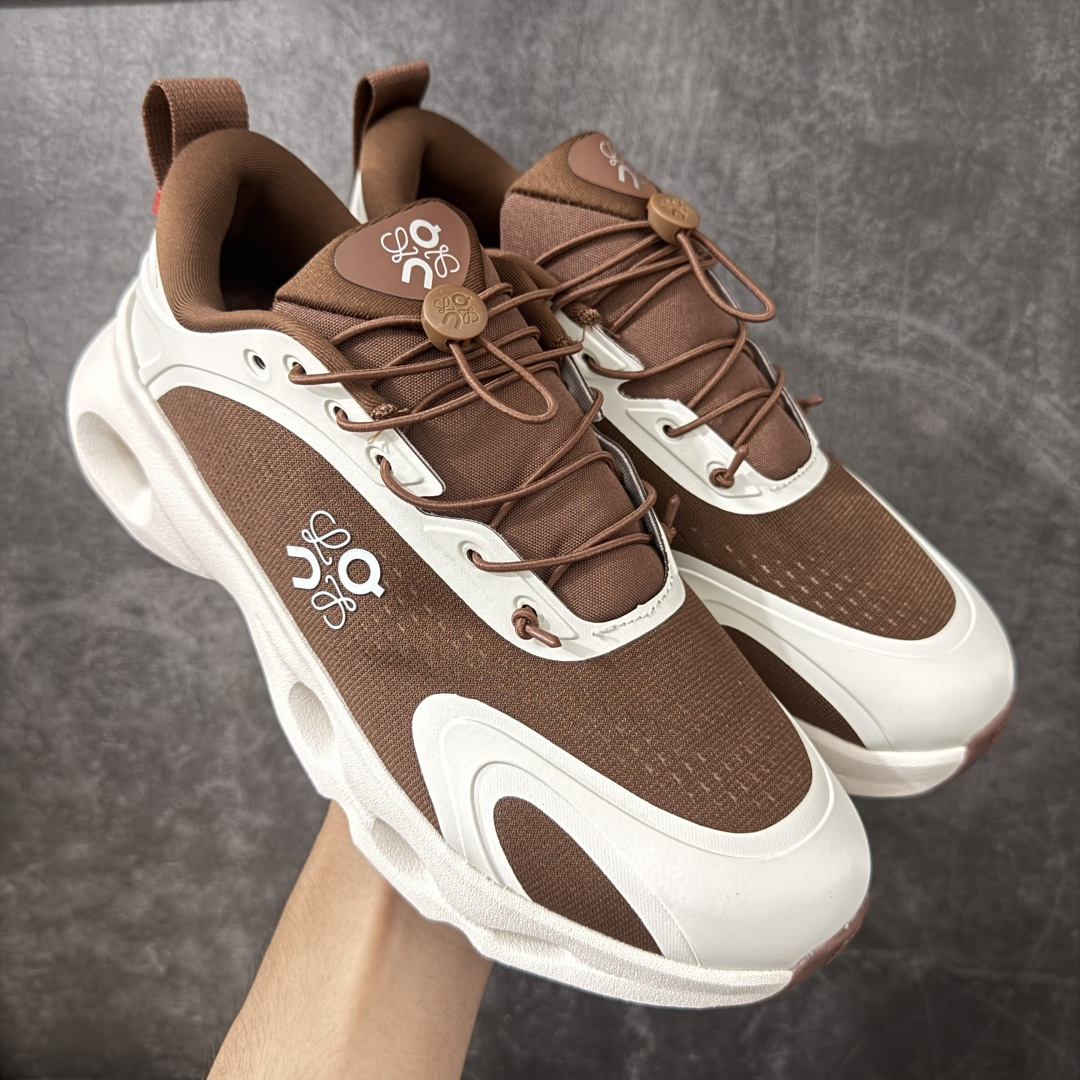 【莞产顶级】LOEWE罗意威 x ON昂跑 联名款 Cloudsolo系列 •原鞋一致橡胶底 原版高弹MD 加爆米花料 •正确后跟小蛮腰 •Logo立体有光泽度 •正确鞋头饱满立体 •鞋舌TPU立体高频 •正确鞋面网布多层厚实材料 •后跟织带高频立体 织带上浆加硬 •正确鞋带头滴胶柔软 •正确鞋垫前薄后厚有弹性（欧奈斯材料，非普通海玻璃） 尺码：36 36.5 37 37.5 38 38.5 39 40 40.5 41 42 42.5 43 44 44.5 45 46（真半码）-选品中心