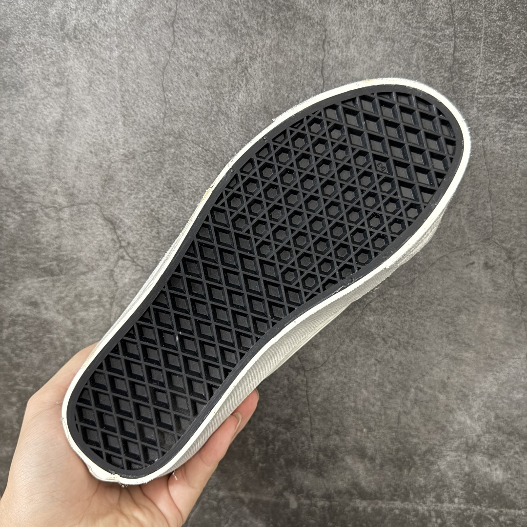 图片[9]-【公司级】Vans Sk8-Low 徽章限定 香奈儿二代 简约休闲舒适板鞋  #鞋面采用优质帆布打造 柔韧透气 复古毛边织带侧边条纹 层次丰富 搭配多款趣味装饰徽章 可拆卸自由组合 随心打造专属造型 撞色加粗鞋带 白色包边橡胶大底 防滑耐磨 脚感平稳 货号：VN0A4UUK6BT  尺码：35 36 36.5 37 38 38.5 39 40 40.5 41 42 42.5 43 44 45-选品中心