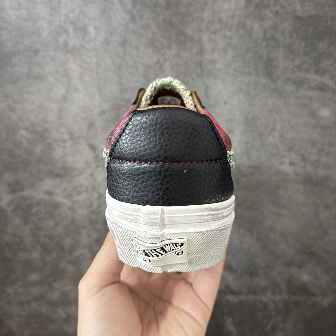 图片[4]-【公司级】Vans Sk8-Low 徽章限定 香奈儿二代 简约休闲舒适板鞋  #鞋面采用优质帆布打造 柔韧透气 复古毛边织带侧边条纹 层次丰富 搭配多款趣味装饰徽章 可拆卸自由组合 随心打造专属造型 撞色加粗鞋带 白色包边橡胶大底 防滑耐磨 脚感平稳 货号：VN0A4UUK6BT  尺码：35 36 36.5 37 38 38.5 39 40 40.5 41 42 42.5 43 44 45-选品中心
