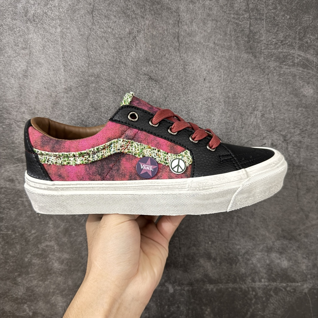 【公司级】Vans Sk8-Low 徽章限定 香奈儿二代 简约休闲舒适板鞋  #鞋面采用优质帆布打造 柔韧透气 复古毛边织带侧边条纹 层次丰富 搭配多款趣味装饰徽章 可拆卸自由组合 随心打造专属造型 撞色加粗鞋带 白色包边橡胶大底 防滑耐磨 脚感平稳 货号：VN0A4UUK6BT  尺码：35 36 36.5 37 38 38.5 39 40 40.5 41 42 42.5 43 44 45-选品中心