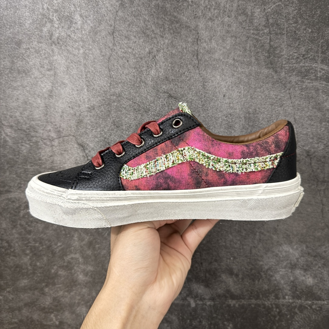 图片[2]-【公司级】Vans Sk8-Low 徽章限定 香奈儿二代 简约休闲舒适板鞋  #鞋面采用优质帆布打造 柔韧透气 复古毛边织带侧边条纹 层次丰富 搭配多款趣味装饰徽章 可拆卸自由组合 随心打造专属造型 撞色加粗鞋带 白色包边橡胶大底 防滑耐磨 脚感平稳 货号：VN0A4UUK6BT  尺码：35 36 36.5 37 38 38.5 39 40 40.5 41 42 42.5 43 44 45-选品中心