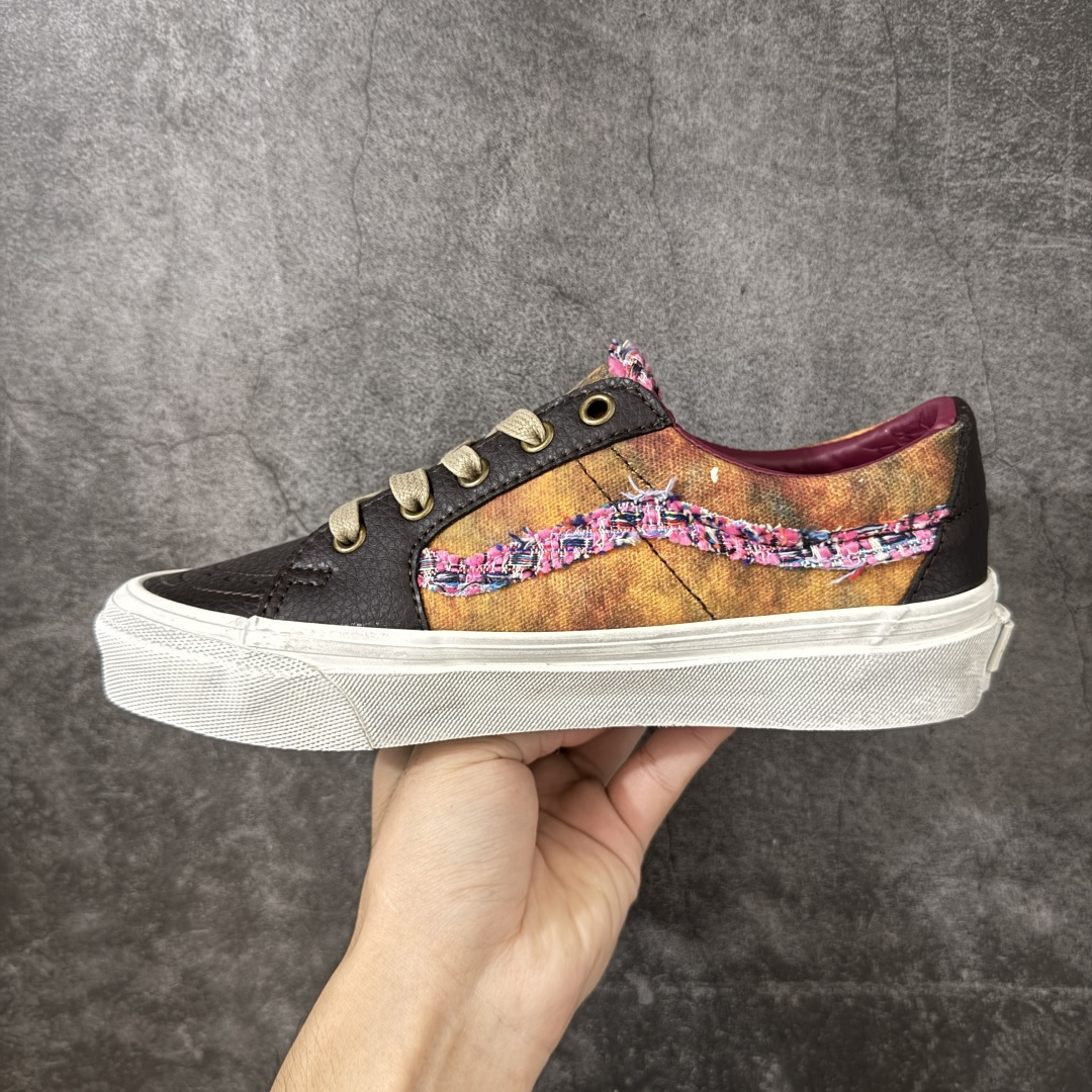 图片[2]-【公司级】Vans Sk8-Low 徽章限定 香奈儿二代 简约休闲舒适板鞋  #鞋面采用优质帆布打造 柔韧透气 复古毛边织带侧边条纹 层次丰富 搭配多款趣味装饰徽章 可拆卸自由组合 随心打造专属造型 撞色加粗鞋带 白色包边橡胶大底 防滑耐磨 脚感平稳 货号：VN0A4UUK6BT  尺码：35 36 36.5 37 38 38.5 39 40 40.5 41 42 42.5 43 44 45-选品中心