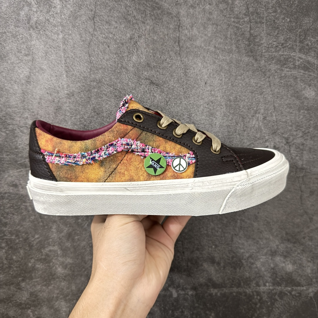 【公司级】Vans Sk8-Low 徽章限定 香奈儿二代 简约休闲舒适板鞋  #鞋面采用优质帆布打造 柔韧透气 复古毛边织带侧边条纹 层次丰富 搭配多款趣味装饰徽章 可拆卸自由组合 随心打造专属造型 撞色加粗鞋带 白色包边橡胶大底 防滑耐磨 脚感平稳 货号：VN0A4UUK6BT  尺码：35 36 36.5 37 38 38.5 39 40 40.5 41 42 42.5 43 44 45-选品中心