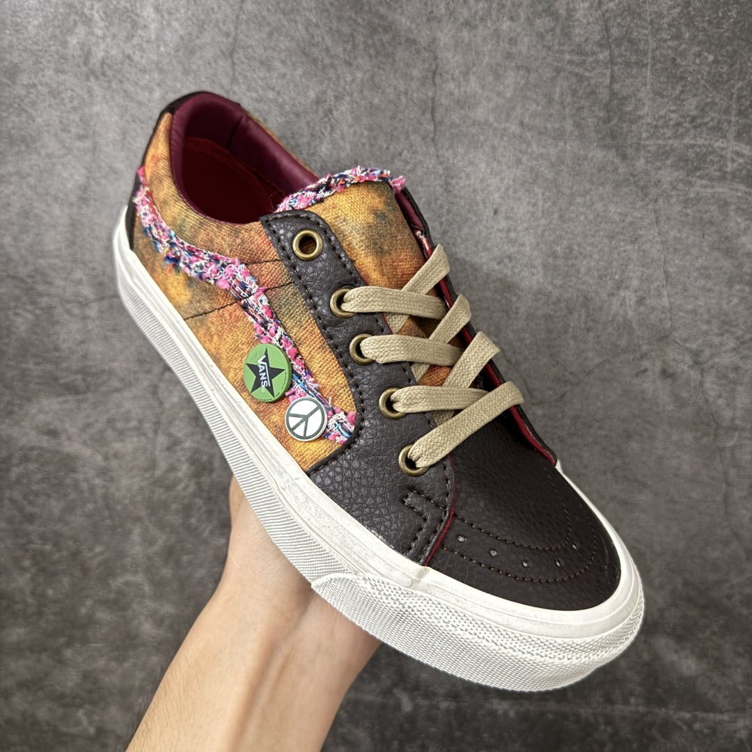 图片[3]-【公司级】Vans Sk8-Low 徽章限定 香奈儿二代 简约休闲舒适板鞋  #鞋面采用优质帆布打造 柔韧透气 复古毛边织带侧边条纹 层次丰富 搭配多款趣味装饰徽章 可拆卸自由组合 随心打造专属造型 撞色加粗鞋带 白色包边橡胶大底 防滑耐磨 脚感平稳 货号：VN0A4UUK6BT  尺码：35 36 36.5 37 38 38.5 39 40 40.5 41 42 42.5 43 44 45-选品中心