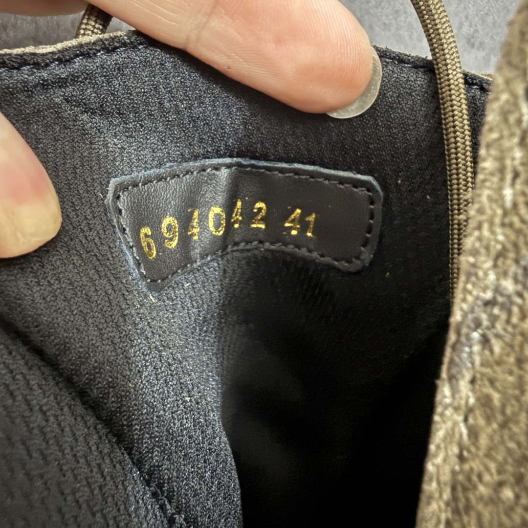 图片[8]-【莞产G版】】 Balenciaga Strike 巴黎世家厚底马丁靴休闲军靴德比靴鞋 原版购入开发 做货 极致做旧 巴黎世家做旧的款式百分之90都是好看的 这双靴子也不例外 破旧风格 双层材质 外层粗帆布做了磨损和褪色处理 内层做了透气网状里布 比较惊艳的是鞋底和鞋侧橡胶 原版定制进口做旧帆布 原版进口透气网里 原版开模橡胶大底 增高底厚5CM超显大长腿NCC 尺码： 39 40 41 42 43 44 45-选品中心