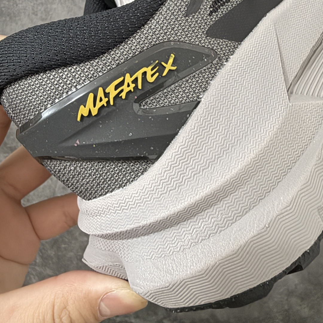 图片[2]-【纯原H版】HOKA ONE ONE Mafate X 时尚舒适 休闲跑步鞋 男女同款 玛法特 适百搭防滑耐磨低帮生活休闲鞋 知名纯原大厂出品 细节对版1比1 脚感同步原版 市场最高版本 HOKA ONE ONE是来自美国的跑步鞋知名品牌，创立于2009年，始终致力于为所有跑者提供更新、更好的跑步装备。相比常规跑鞋，HOKA ONE ONE特别研发使用性能独特的几何形跑鞋中底，此种鞋底更厚、更高、回弹性也更好，除了卓越的缓冲性能，它还能內各种阶段的跑者带来更具动感、更加稳定的跑步体验。HOKAONE ONE从设计之初就清楚意识到，要保证跑者步幅的均匀一致，双脚自然而然的运动至关重要。 尺码：36 36.5 37.5 38 38.5 39 40 40.5 41 42 42.5 43 44 44.5 45-选品中心