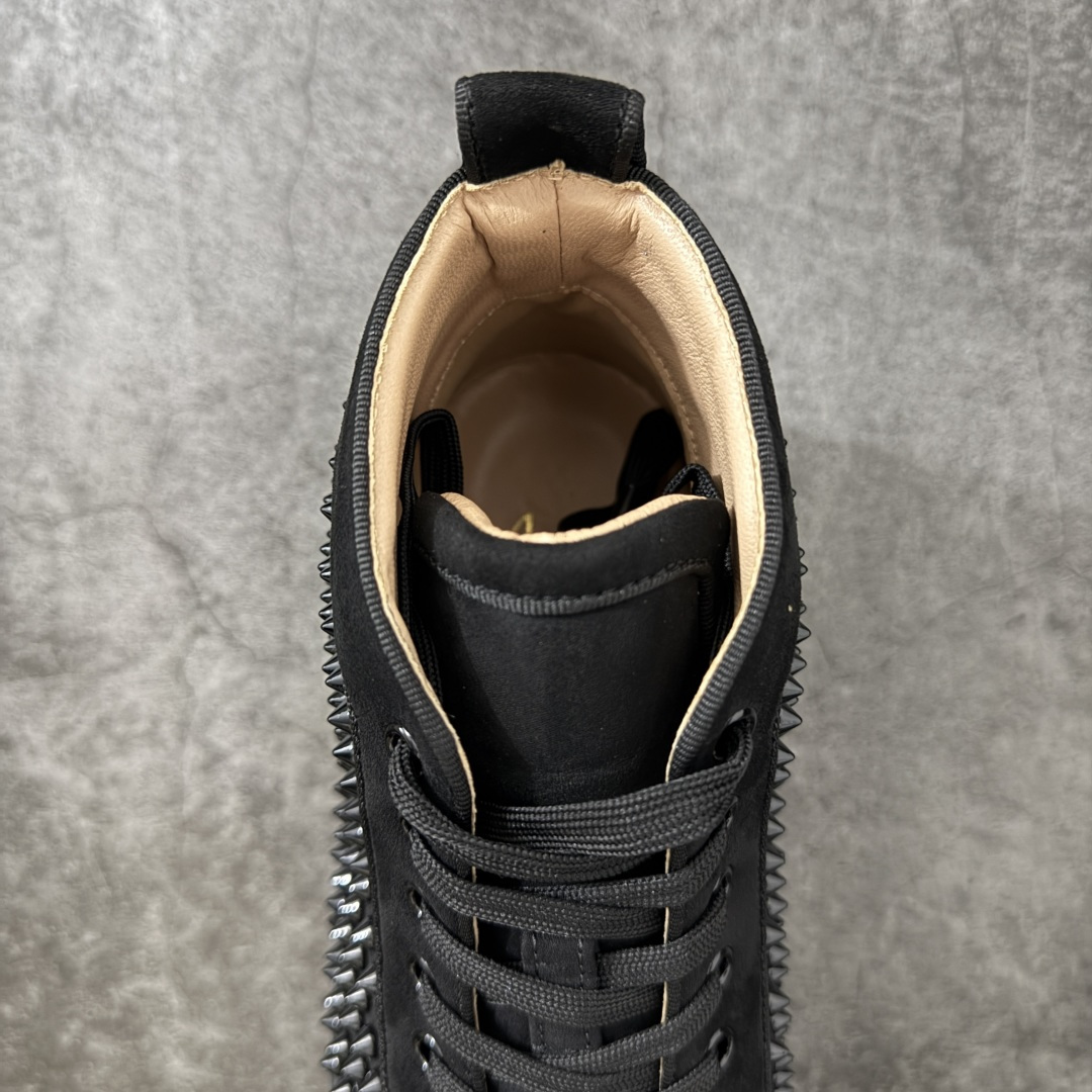 图片[8]-【莞产版本】法国品牌Christian Louboutin CL（路铂廷） 红底鞋 男鞋高帮红底鞋水钻系带运动休闲板鞋 高品质做工 细节完美 面料多材料拼接 镶嵌水钻不易掉钻 水钻装饰点缀 舒适圆头设计不挤脚 手工缝制线牢固不掉底 系带设计 内里二层猪皮 脚感舒适有质感 TPU鞋底 底厚约2.5cm 尺码：39-46-选品中心