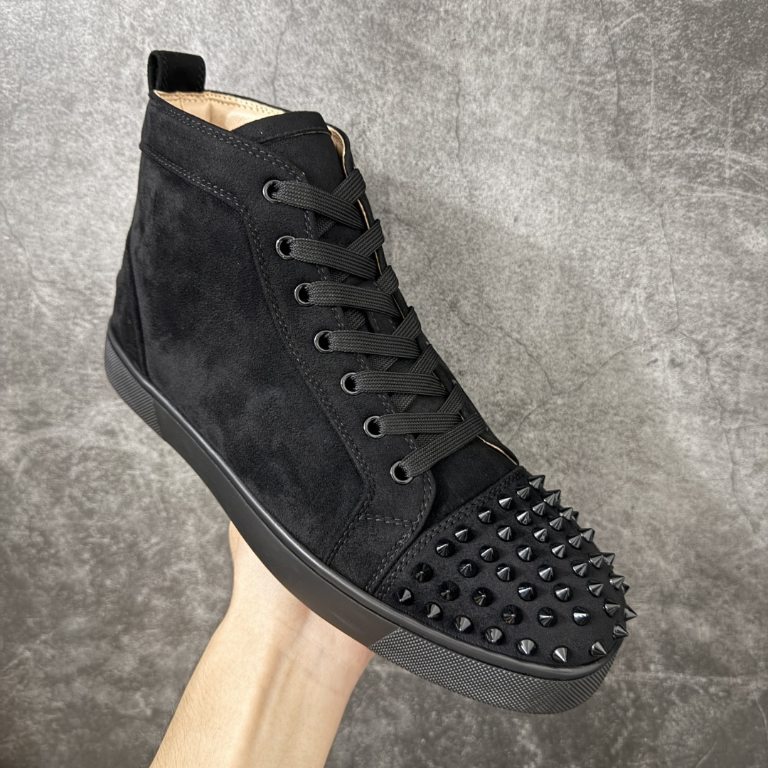 图片[3]-【莞产版本】法国品牌Christian Louboutin CL（路铂廷） 红底鞋 男鞋高帮红底鞋水钻系带运动休闲板鞋 高品质做工 细节完美 面料多材料拼接 镶嵌水钻不易掉钻 水钻装饰点缀 舒适圆头设计不挤脚 手工缝制线牢固不掉底 系带设计 内里二层猪皮 脚感舒适有质感 TPU鞋底 底厚约2.5cm 尺码：39-46-选品中心
