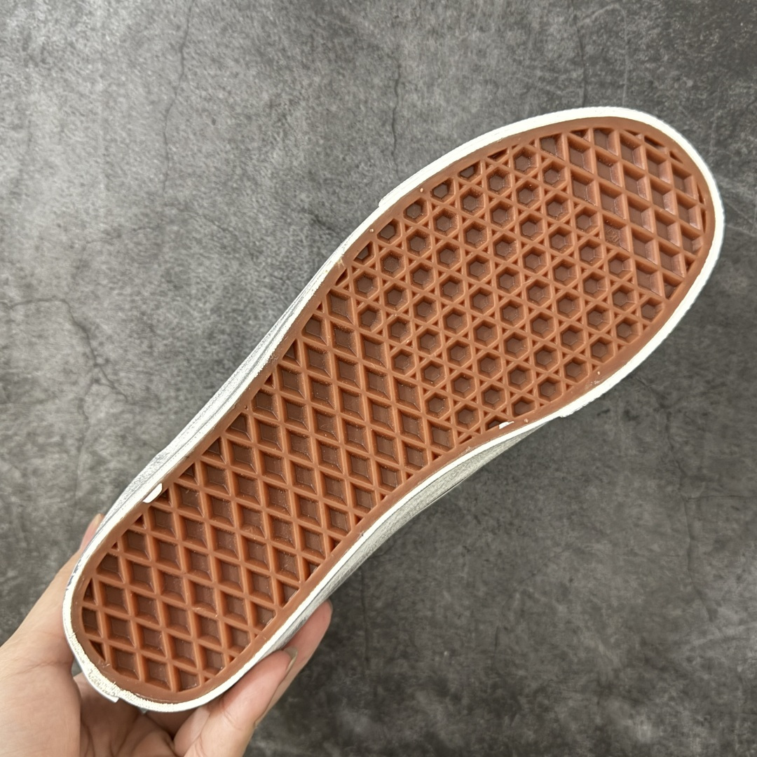 图片[9]-【公司级】万斯Vans Premium Pearlized 珍珠做旧蓝！ 货号：VN000E8VYA6！ 尺码：35 36 36.5 37 38 38.5 39 40 40.5 41 42 42.5 43 44 LX Old Skool 36 Pearlized 的设计灵感源自一双历经岁月打磨、旅途洗礼，并被悉心修补与重塑的鞋款。整双鞋以“旧”为核心设计语言，设计师在鞋身各处的裁片与鞋面上融入了断线、破坏等细节处理，包边与鞋带处的做旧擦痕，也直观强化了鞋款的复古质感。 两双鞋款从鞋头到侧边条纹缀满大小各异的珍珠与水钻，散发出艺术品般的独特气质，为街头美学注入新内涵。配色上推出纯白与黑粉两款，风格迥异却同样致敬复古灵魂。-选品中心