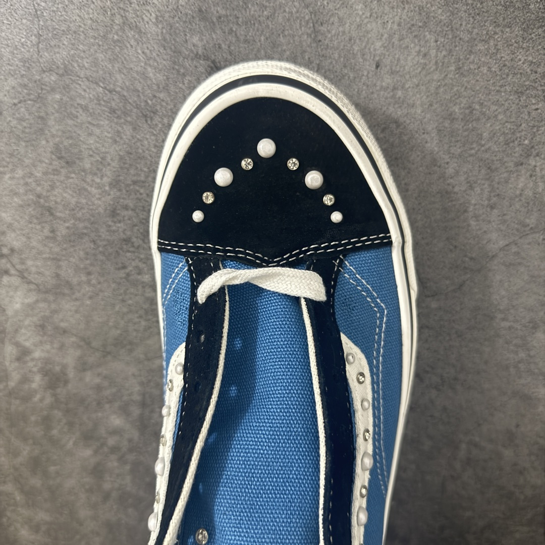 图片[5]-【公司级】万斯Vans Premium Pearlized 珍珠做旧蓝！ 货号：VN000E8VYA6！ 尺码：35 36 36.5 37 38 38.5 39 40 40.5 41 42 42.5 43 44 LX Old Skool 36 Pearlized 的设计灵感源自一双历经岁月打磨、旅途洗礼，并被悉心修补与重塑的鞋款。整双鞋以“旧”为核心设计语言，设计师在鞋身各处的裁片与鞋面上融入了断线、破坏等细节处理，包边与鞋带处的做旧擦痕，也直观强化了鞋款的复古质感。 两双鞋款从鞋头到侧边条纹缀满大小各异的珍珠与水钻，散发出艺术品般的独特气质，为街头美学注入新内涵。配色上推出纯白与黑粉两款，风格迥异却同样致敬复古灵魂。-选品中心