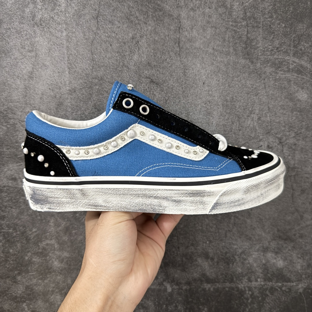【公司级】万斯Vans Premium Pearlized 珍珠做旧蓝！ 货号：VN000E8VYA6！ 尺码：35 36 36.5 37 38 38.5 39 40 40.5 41 42 42.5 43 44 LX Old Skool 36 Pearlized 的设计灵感源自一双历经岁月打磨、旅途洗礼，并被悉心修补与重塑的鞋款。整双鞋以“旧”为核心设计语言，设计师在鞋身各处的裁片与鞋面上融入了断线、破坏等细节处理，包边与鞋带处的做旧擦痕，也直观强化了鞋款的复古质感。 两双鞋款从鞋头到侧边条纹缀满大小各异的珍珠与水钻，散发出艺术品般的独特气质，为街头美学注入新内涵。配色上推出纯白与黑粉两款，风格迥异却同样致敬复古灵魂。-选品中心
