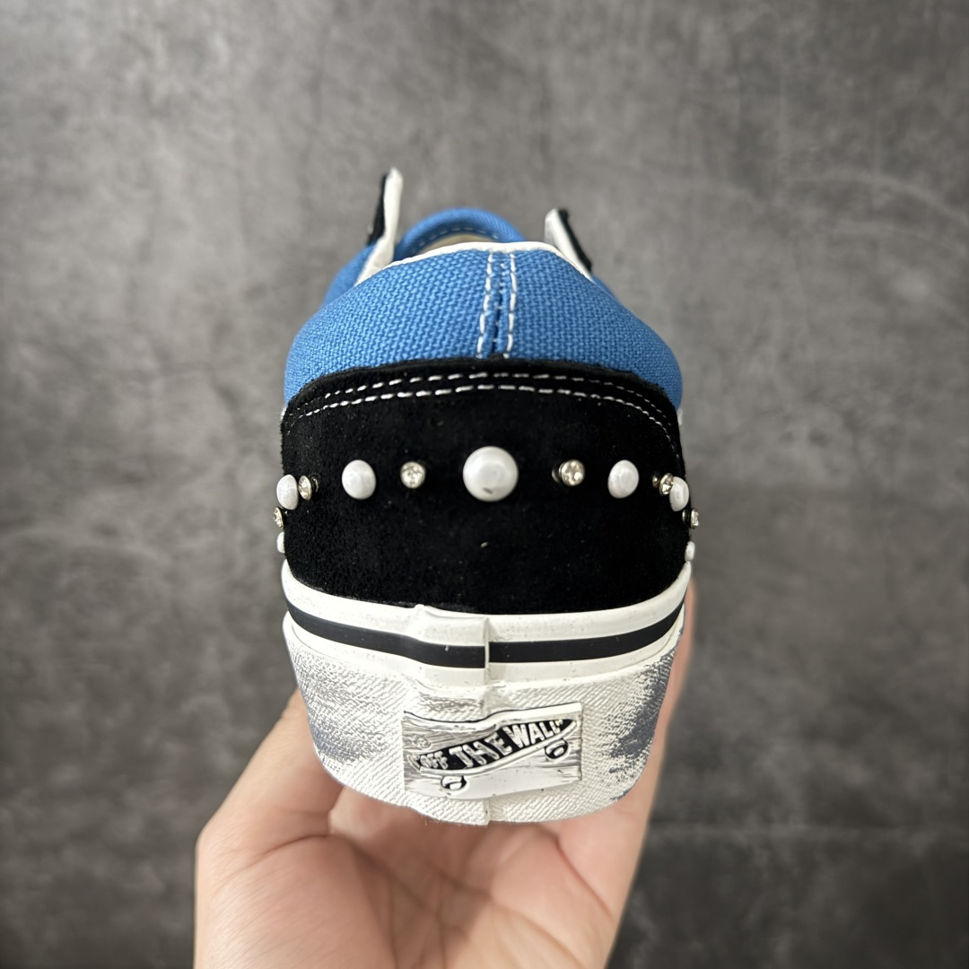 图片[4]-【公司级】万斯Vans Premium Pearlized 珍珠做旧蓝！ 货号：VN000E8VYA6！ 尺码：35 36 36.5 37 38 38.5 39 40 40.5 41 42 42.5 43 44 LX Old Skool 36 Pearlized 的设计灵感源自一双历经岁月打磨、旅途洗礼，并被悉心修补与重塑的鞋款。整双鞋以“旧”为核心设计语言，设计师在鞋身各处的裁片与鞋面上融入了断线、破坏等细节处理，包边与鞋带处的做旧擦痕，也直观强化了鞋款的复古质感。 两双鞋款从鞋头到侧边条纹缀满大小各异的珍珠与水钻，散发出艺术品般的独特气质，为街头美学注入新内涵。配色上推出纯白与黑粉两款，风格迥异却同样致敬复古灵魂。-选品中心