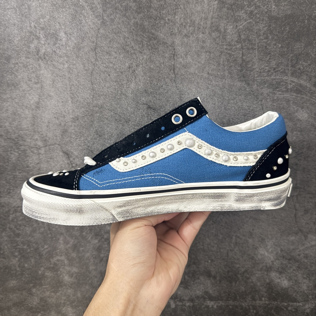 图片[2]-【公司级】万斯Vans Premium Pearlized 珍珠做旧蓝！ 货号：VN000E8VYA6！ 尺码：35 36 36.5 37 38 38.5 39 40 40.5 41 42 42.5 43 44 LX Old Skool 36 Pearlized 的设计灵感源自一双历经岁月打磨、旅途洗礼，并被悉心修补与重塑的鞋款。整双鞋以“旧”为核心设计语言，设计师在鞋身各处的裁片与鞋面上融入了断线、破坏等细节处理，包边与鞋带处的做旧擦痕，也直观强化了鞋款的复古质感。 两双鞋款从鞋头到侧边条纹缀满大小各异的珍珠与水钻，散发出艺术品般的独特气质，为街头美学注入新内涵。配色上推出纯白与黑粉两款，风格迥异却同样致敬复古灵魂。-选品中心