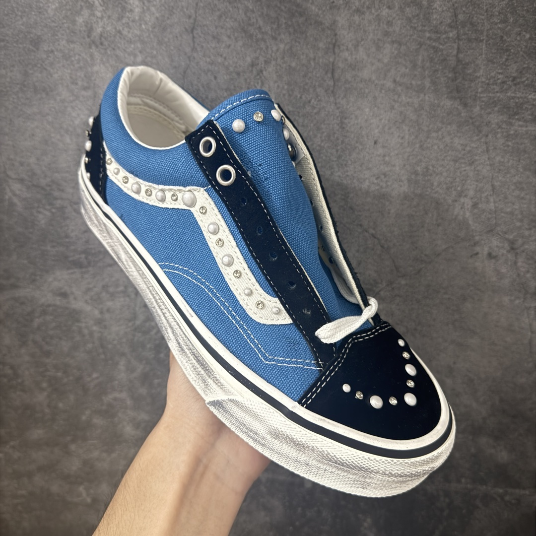 图片[3]-【公司级】万斯Vans Premium Pearlized 珍珠做旧蓝！ 货号：VN000E8VYA6！ 尺码：35 36 36.5 37 38 38.5 39 40 40.5 41 42 42.5 43 44 LX Old Skool 36 Pearlized 的设计灵感源自一双历经岁月打磨、旅途洗礼，并被悉心修补与重塑的鞋款。整双鞋以“旧”为核心设计语言，设计师在鞋身各处的裁片与鞋面上融入了断线、破坏等细节处理，包边与鞋带处的做旧擦痕，也直观强化了鞋款的复古质感。 两双鞋款从鞋头到侧边条纹缀满大小各异的珍珠与水钻，散发出艺术品般的独特气质，为街头美学注入新内涵。配色上推出纯白与黑粉两款，风格迥异却同样致敬复古灵魂。-选品中心