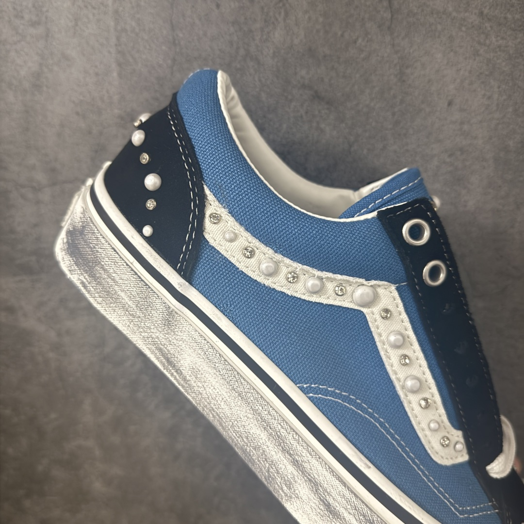 图片[7]-【公司级】万斯Vans Premium Pearlized 珍珠做旧蓝！ 货号：VN000E8VYA6！ 尺码：35 36 36.5 37 38 38.5 39 40 40.5 41 42 42.5 43 44 LX Old Skool 36 Pearlized 的设计灵感源自一双历经岁月打磨、旅途洗礼，并被悉心修补与重塑的鞋款。整双鞋以“旧”为核心设计语言，设计师在鞋身各处的裁片与鞋面上融入了断线、破坏等细节处理，包边与鞋带处的做旧擦痕，也直观强化了鞋款的复古质感。 两双鞋款从鞋头到侧边条纹缀满大小各异的珍珠与水钻，散发出艺术品般的独特气质，为街头美学注入新内涵。配色上推出纯白与黑粉两款，风格迥异却同样致敬复古灵魂。-选品中心