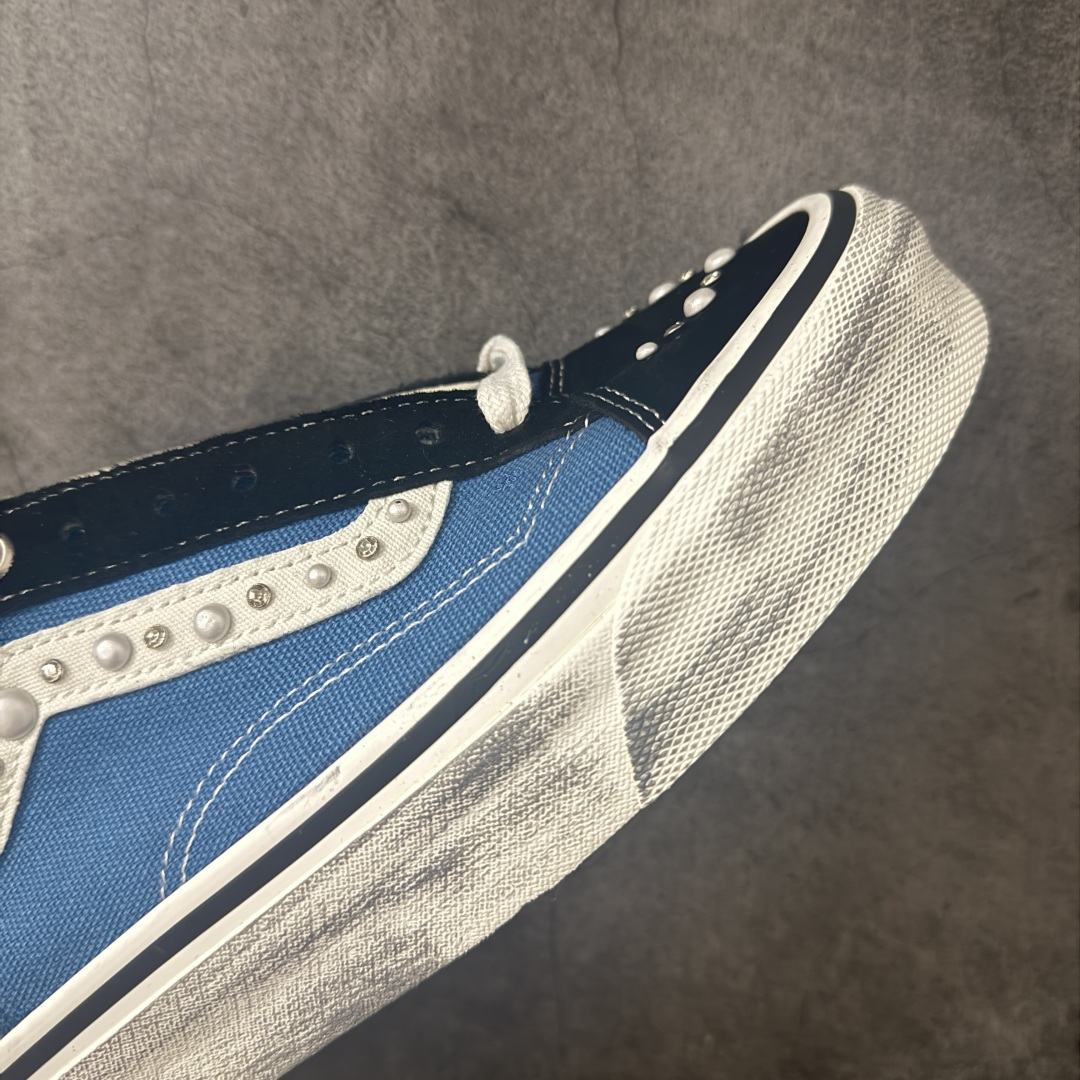 图片[6]-【公司级】万斯Vans Premium Pearlized 珍珠做旧蓝！ 货号：VN000E8VYA6！ 尺码：35 36 36.5 37 38 38.5 39 40 40.5 41 42 42.5 43 44 LX Old Skool 36 Pearlized 的设计灵感源自一双历经岁月打磨、旅途洗礼，并被悉心修补与重塑的鞋款。整双鞋以“旧”为核心设计语言，设计师在鞋身各处的裁片与鞋面上融入了断线、破坏等细节处理，包边与鞋带处的做旧擦痕，也直观强化了鞋款的复古质感。 两双鞋款从鞋头到侧边条纹缀满大小各异的珍珠与水钻，散发出艺术品般的独特气质，为街头美学注入新内涵。配色上推出纯白与黑粉两款，风格迥异却同样致敬复古灵魂。-选品中心