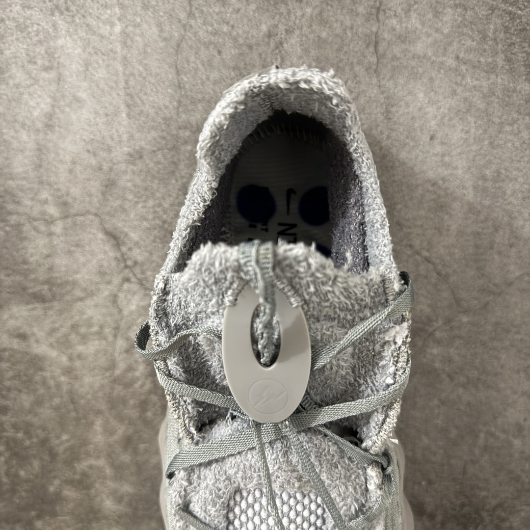 图片[8]-【公司级H版】Fragment Design x NK Mind 002 藤原浩联名 足底按摩舒适运动休闲训练鞋 灰色 IQ8504-001 全套原厂楦头原纸板数据档案 历时四个月倾力打造 原厂0937机台Flyknit飞织工艺 鞋面针织密度弹性完美同步原鞋 工艺同步公司 原厂压底模 加固按摩单元 防止颗粒松动 原装TUP鞋扣 亮黑后跟条 白色字体采用工业级丝网印刷（丝印）工艺 字体边缘锐利清晰 笔画粗细均匀 没有毛边或晕染 依旧延续Mind系列的标志性外观 采用黑色Flyknit鞋面 并用到拼接结构和外露缝线强调设计感 鞋底依旧配备22个皇家蓝独立泡棉按摩球 鞋底的FRAGMENT经典标语也同样保留其中 还在鞋舌加入了一块印有闪电章的特殊提环 来进一步表明联名身份 正常尺码 尺码：36 36.5 37.5 38 38.5 39 40 40.5 41 42 42.5 43 44 44.5 45 46-选品中心