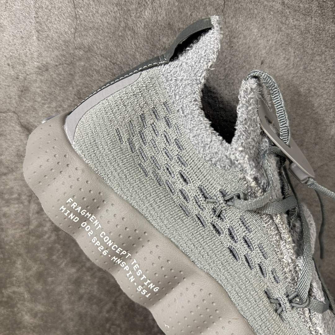 图片[7]-【公司级H版】Fragment Design x NK Mind 002 藤原浩联名 足底按摩舒适运动休闲训练鞋 灰色 IQ8504-001 全套原厂楦头原纸板数据档案 历时四个月倾力打造 原厂0937机台Flyknit飞织工艺 鞋面针织密度弹性完美同步原鞋 工艺同步公司 原厂压底模 加固按摩单元 防止颗粒松动 原装TUP鞋扣 亮黑后跟条 白色字体采用工业级丝网印刷（丝印）工艺 字体边缘锐利清晰 笔画粗细均匀 没有毛边或晕染 依旧延续Mind系列的标志性外观 采用黑色Flyknit鞋面 并用到拼接结构和外露缝线强调设计感 鞋底依旧配备22个皇家蓝独立泡棉按摩球 鞋底的FRAGMENT经典标语也同样保留其中 还在鞋舌加入了一块印有闪电章的特殊提环 来进一步表明联名身份 正常尺码 尺码：36 36.5 37.5 38 38.5 39 40 40.5 41 42 42.5 43 44 44.5 45 46-选品中心
