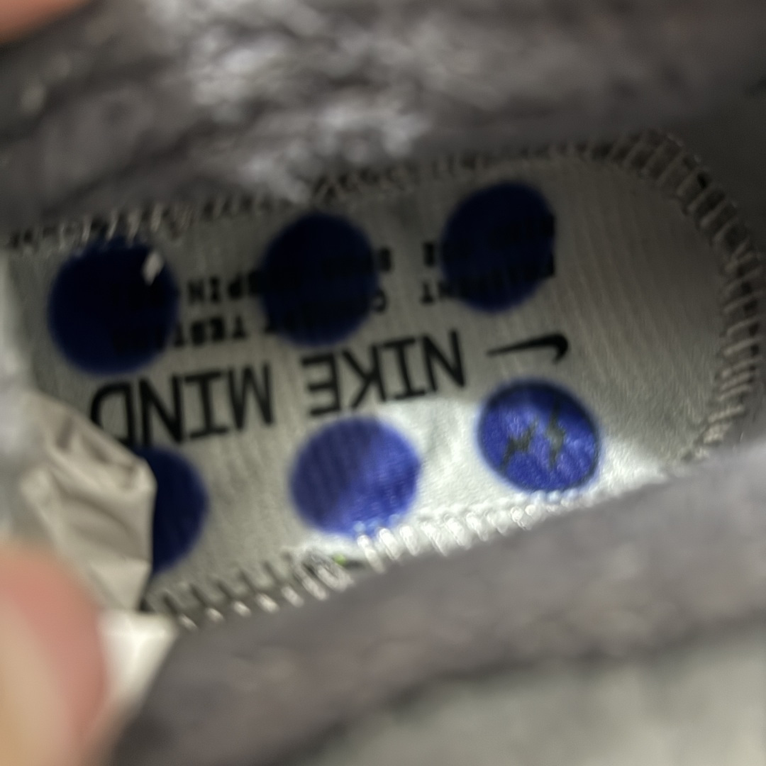 图片[10]-【公司级H版】Fragment Design x NK Mind 002 藤原浩联名 足底按摩舒适运动休闲训练鞋 灰色 IQ8504-001 全套原厂楦头原纸板数据档案 历时四个月倾力打造 原厂0937机台Flyknit飞织工艺 鞋面针织密度弹性完美同步原鞋 工艺同步公司 原厂压底模 加固按摩单元 防止颗粒松动 原装TUP鞋扣 亮黑后跟条 白色字体采用工业级丝网印刷（丝印）工艺 字体边缘锐利清晰 笔画粗细均匀 没有毛边或晕染 依旧延续Mind系列的标志性外观 采用黑色Flyknit鞋面 并用到拼接结构和外露缝线强调设计感 鞋底依旧配备22个皇家蓝独立泡棉按摩球 鞋底的FRAGMENT经典标语也同样保留其中 还在鞋舌加入了一块印有闪电章的特殊提环 来进一步表明联名身份 正常尺码 尺码：36 36.5 37.5 38 38.5 39 40 40.5 41 42 42.5 43 44 44.5 45 46-选品中心