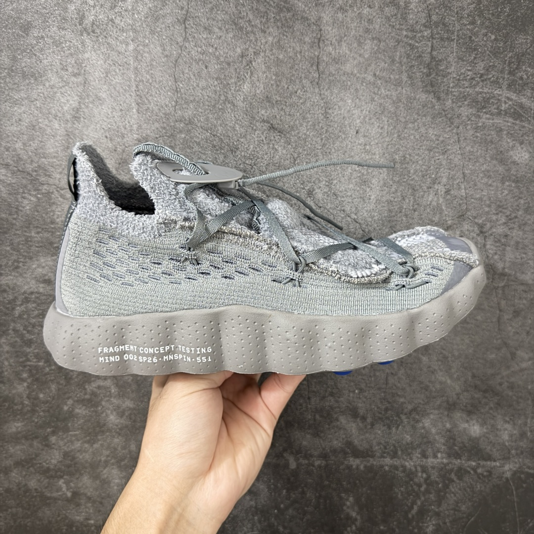 【公司级H版】Fragment Design x NK Mind 002 藤原浩联名 足底按摩舒适运动休闲训练鞋 灰色 IQ8504-001 全套原厂楦头原纸板数据档案 历时四个月倾力打造 原厂0937机台Flyknit飞织工艺 鞋面针织密度弹性完美同步原鞋 工艺同步公司 原厂压底模 加固按摩单元 防止颗粒松动 原装TUP鞋扣 亮黑后跟条 白色字体采用工业级丝网印刷（丝印）工艺 字体边缘锐利清晰 笔画粗细均匀 没有毛边或晕染 依旧延续Mind系列的标志性外观 采用黑色Flyknit鞋面 并用到拼接结构和外露缝线强调设计感 鞋底依旧配备22个皇家蓝独立泡棉按摩球 鞋底的FRAGMENT经典标语也同样保留其中 还在鞋舌加入了一块印有闪电章的特殊提环 来进一步表明联名身份 正常尺码 尺码：36 36.5 37.5 38 38.5 39 40 40.5 41 42 42.5 43 44 44.5 45 46-选品中心