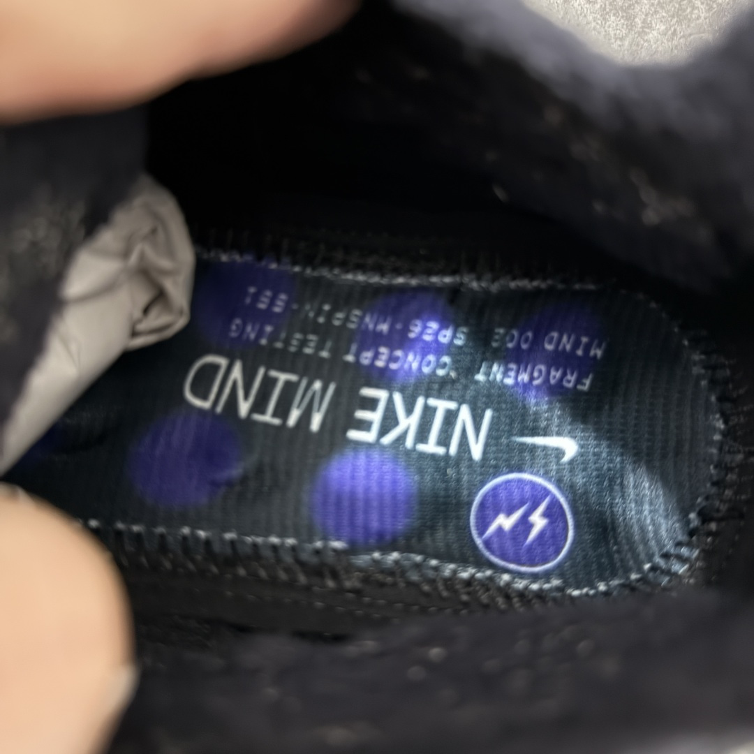 图片[10]-【公司级H版】Fragment Design x NK Mind 002 藤原浩联名 足底按摩舒适运动休闲训练鞋 黑蓝 IQ8504-002 全套原厂楦头原纸板数据档案 历时四个月倾力打造 原厂0937机台Flyknit飞织工艺 鞋面针织密度弹性完美同步原鞋 工艺同步公司 原厂压底模 加固按摩单元 防止颗粒松动 原装TUP鞋扣 亮黑后跟条 白色字体采用工业级丝网印刷（丝印）工艺 字体边缘锐利清晰 笔画粗细均匀 没有毛边或晕染 依旧延续Mind系列的标志性外观 采用黑色Flyknit鞋面 并用到拼接结构和外露缝线强调设计感 鞋底依旧配备22个皇家蓝独立泡棉按摩球 鞋底的FRAGMENT经典标语也同样保留其中 还在鞋舌加入了一块印有闪电章的特殊提环 来进一步表明联名身份 正常尺码 尺码：36 36.5 37.5 38 38.5 39 40 40.5 41 42 42.5 43 44 44.5 45 46-选品中心