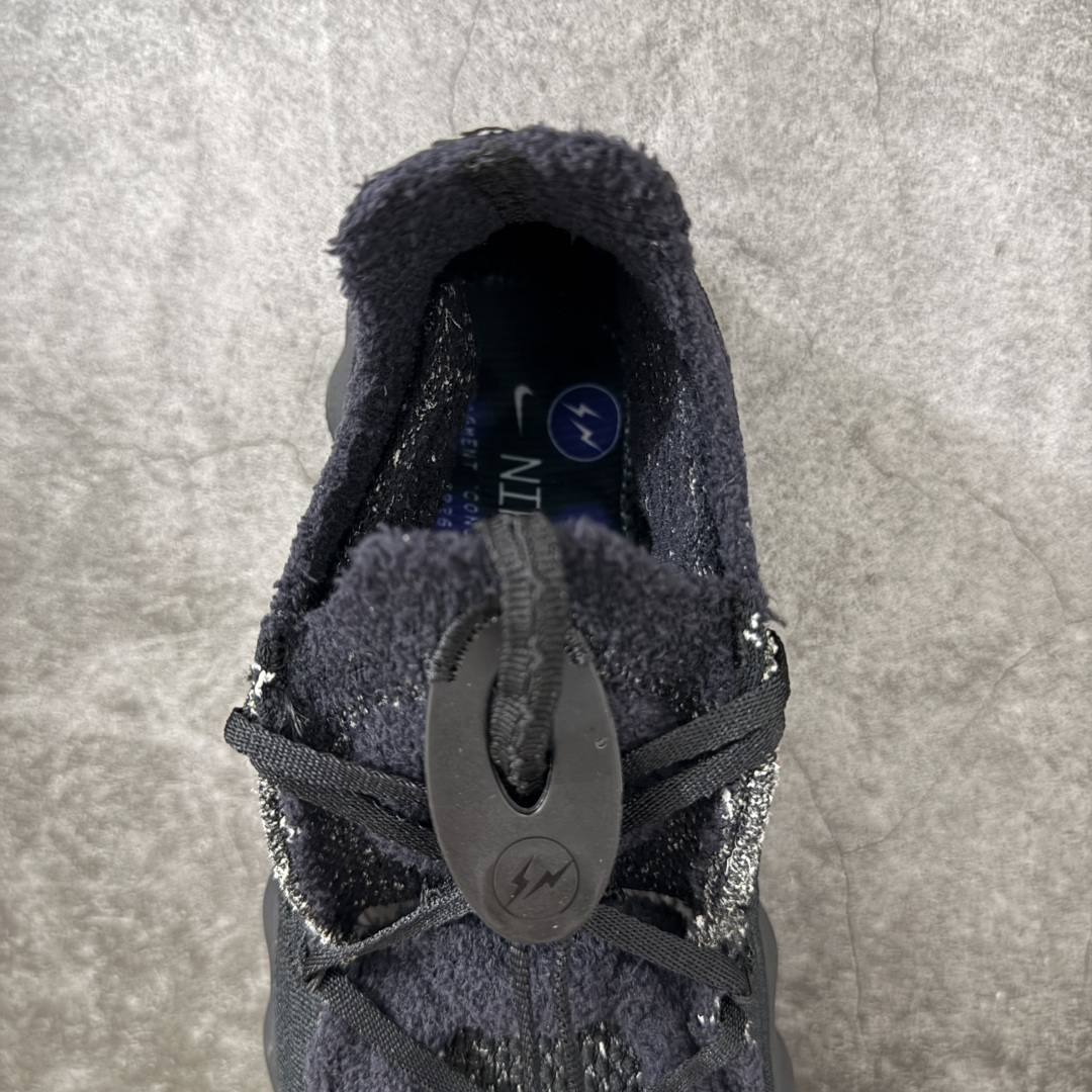 图片[8]-【公司级H版】Fragment Design x NK Mind 002 藤原浩联名 足底按摩舒适运动休闲训练鞋 黑蓝 IQ8504-002 全套原厂楦头原纸板数据档案 历时四个月倾力打造 原厂0937机台Flyknit飞织工艺 鞋面针织密度弹性完美同步原鞋 工艺同步公司 原厂压底模 加固按摩单元 防止颗粒松动 原装TUP鞋扣 亮黑后跟条 白色字体采用工业级丝网印刷（丝印）工艺 字体边缘锐利清晰 笔画粗细均匀 没有毛边或晕染 依旧延续Mind系列的标志性外观 采用黑色Flyknit鞋面 并用到拼接结构和外露缝线强调设计感 鞋底依旧配备22个皇家蓝独立泡棉按摩球 鞋底的FRAGMENT经典标语也同样保留其中 还在鞋舌加入了一块印有闪电章的特殊提环 来进一步表明联名身份 正常尺码 尺码：36 36.5 37.5 38 38.5 39 40 40.5 41 42 42.5 43 44 44.5 45 46-选品中心