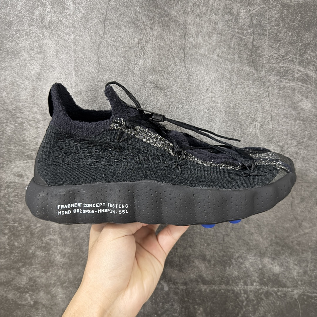 【公司级H版】Fragment Design x NK Mind 002 藤原浩联名 足底按摩舒适运动休闲训练鞋 黑蓝 IQ8504-002 全套原厂楦头原纸板数据档案 历时四个月倾力打造 原厂0937机台Flyknit飞织工艺 鞋面针织密度弹性完美同步原鞋 工艺同步公司 原厂压底模 加固按摩单元 防止颗粒松动 原装TUP鞋扣 亮黑后跟条 白色字体采用工业级丝网印刷(丝印)工艺 字体边缘锐利清晰 笔画粗细均匀 没有毛边或晕染 依旧延续Mind系列的标志性外观 采用黑色Flyknit鞋面 并用到拼接结构和外露缝线强调设计感 鞋底依旧配备22个皇家蓝独立泡棉按摩球 鞋底的FRAGMENT经典标语也同样保留其中 还在鞋舌加入了一块印有闪电章的特殊提环 来进一步表明联名身份 正常尺码 尺码:36 36.5 37.5 38 38.5 39 40 40.5 41 42 42.5 43 44 44.5 45 46-选品中心