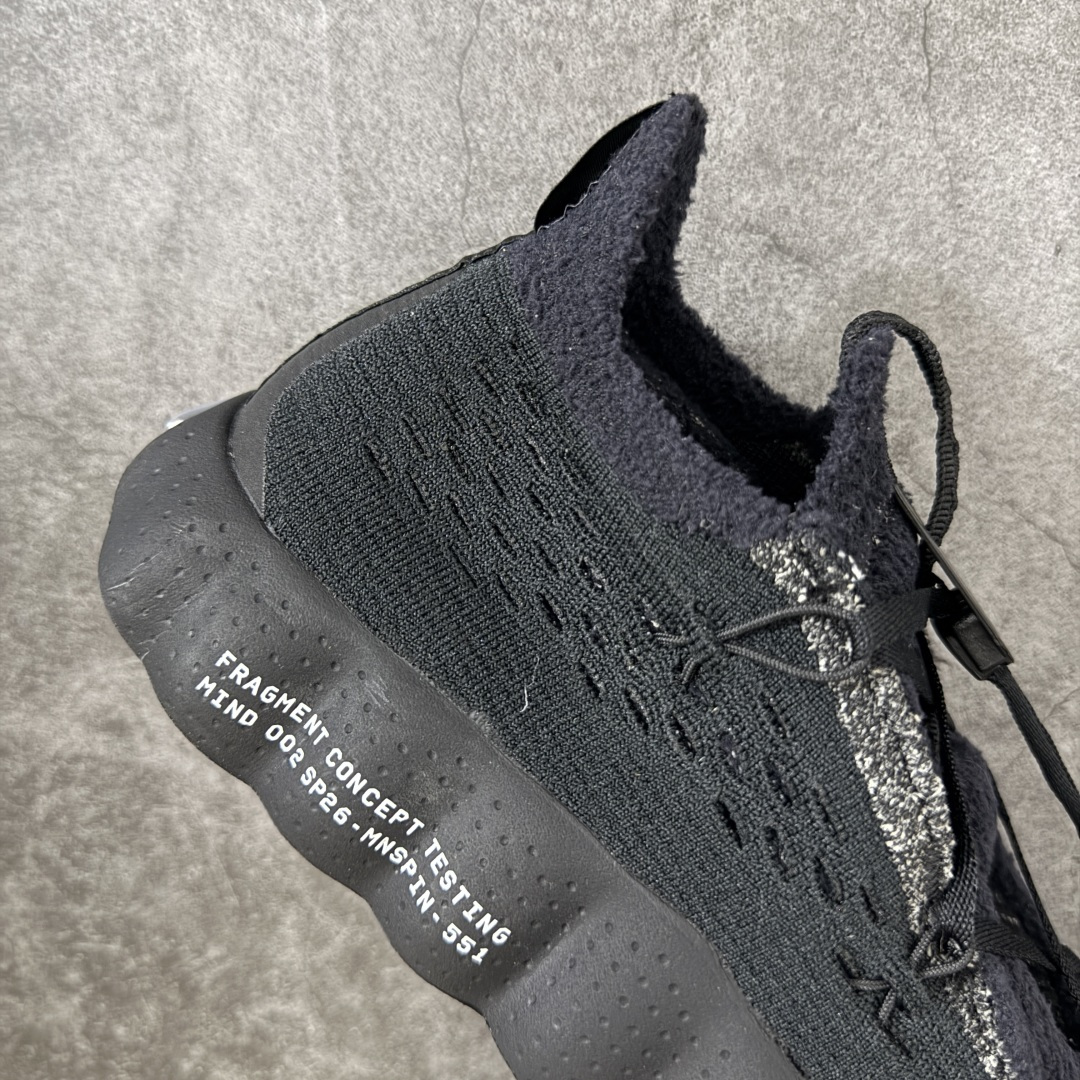 图片[7]-【公司级H版】Fragment Design x NK Mind 002 藤原浩联名 足底按摩舒适运动休闲训练鞋 黑蓝 IQ8504-002 全套原厂楦头原纸板数据档案 历时四个月倾力打造 原厂0937机台Flyknit飞织工艺 鞋面针织密度弹性完美同步原鞋 工艺同步公司 原厂压底模 加固按摩单元 防止颗粒松动 原装TUP鞋扣 亮黑后跟条 白色字体采用工业级丝网印刷（丝印）工艺 字体边缘锐利清晰 笔画粗细均匀 没有毛边或晕染 依旧延续Mind系列的标志性外观 采用黑色Flyknit鞋面 并用到拼接结构和外露缝线强调设计感 鞋底依旧配备22个皇家蓝独立泡棉按摩球 鞋底的FRAGMENT经典标语也同样保留其中 还在鞋舌加入了一块印有闪电章的特殊提环 来进一步表明联名身份 正常尺码 尺码：36 36.5 37.5 38 38.5 39 40 40.5 41 42 42.5 43 44 44.5 45 46-选品中心
