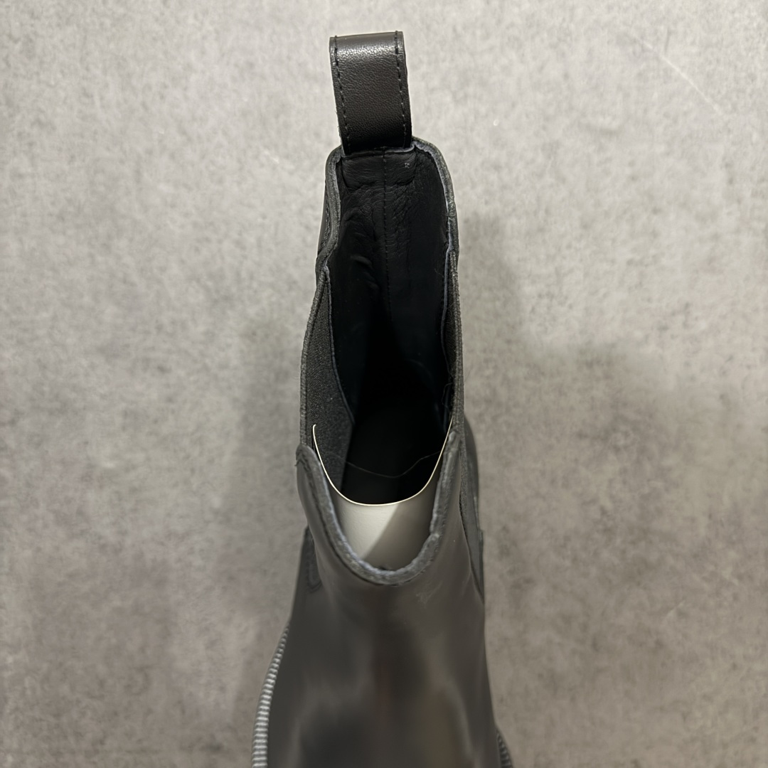 图片[8]-【莞产G版】Balenciaga巴黎世家 亮面牛皮革方头套筒短筒切尔西靴 象征着时尚的前沿 款式典雅而时尚 突显法式高雅气息 众多国内外一线潮流明星上脚加持 舒适鞋面 具有很好的延展性和透气性 外观设计鞋身运用简洁的黑色进行搭配 上脚颜值高 鞋跟耐磨性强 不易打滑 尺码：39-45（偏大一码）-选品中心