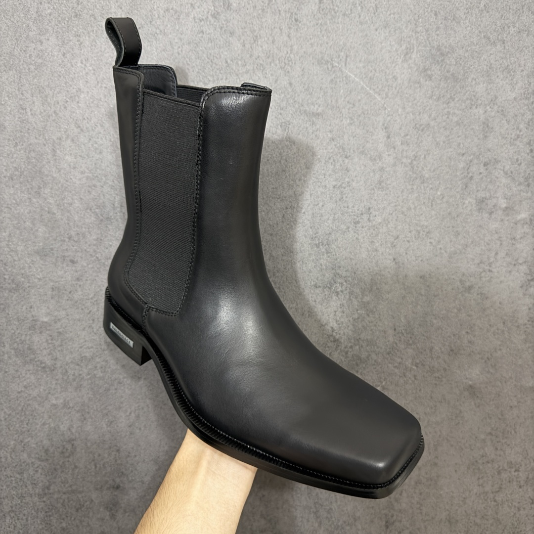 图片[3]-【莞产G版】Balenciaga巴黎世家 亮面牛皮革方头套筒短筒切尔西靴 象征着时尚的前沿 款式典雅而时尚 突显法式高雅气息 众多国内外一线潮流明星上脚加持 舒适鞋面 具有很好的延展性和透气性 外观设计鞋身运用简洁的黑色进行搭配 上脚颜值高 鞋跟耐磨性强 不易打滑 尺码：39-45（偏大一码）-选品中心