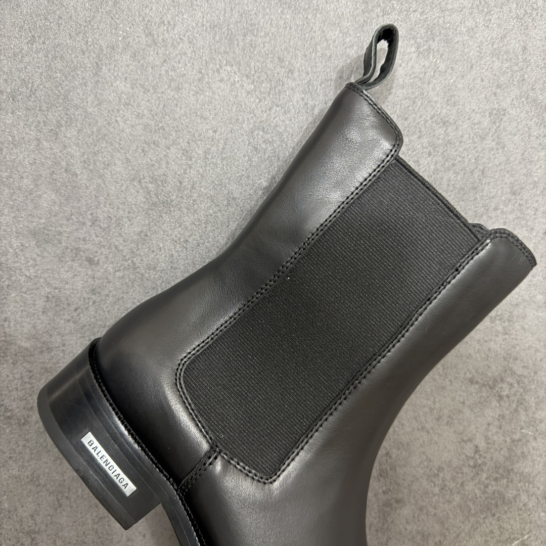 图片[7]-【莞产G版】Balenciaga巴黎世家 亮面牛皮革方头套筒短筒切尔西靴 象征着时尚的前沿 款式典雅而时尚 突显法式高雅气息 众多国内外一线潮流明星上脚加持 舒适鞋面 具有很好的延展性和透气性 外观设计鞋身运用简洁的黑色进行搭配 上脚颜值高 鞋跟耐磨性强 不易打滑 尺码：39-45（偏大一码）-选品中心