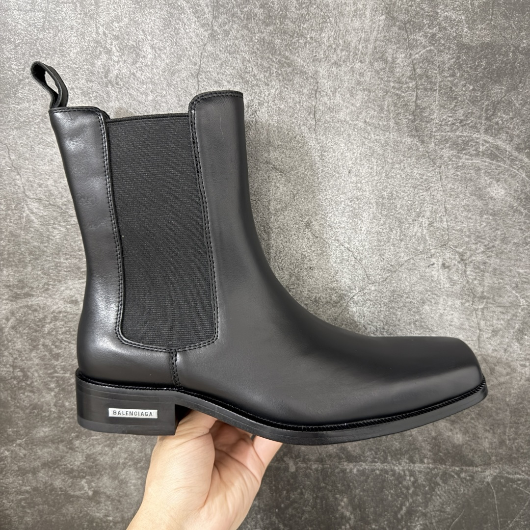 【莞产G版】Balenciaga巴黎世家 亮面牛皮革方头套筒短筒切尔西靴 象征着时尚的前沿 款式典雅而时尚 突显法式高雅气息 众多国内外一线潮流明星上脚加持 舒适鞋面 具有很好的延展性和透气性 外观设计鞋身运用简洁的黑色进行搭配 上脚颜值高 鞋跟耐磨性强 不易打滑 尺码：39-45（偏大一码）-选品中心
