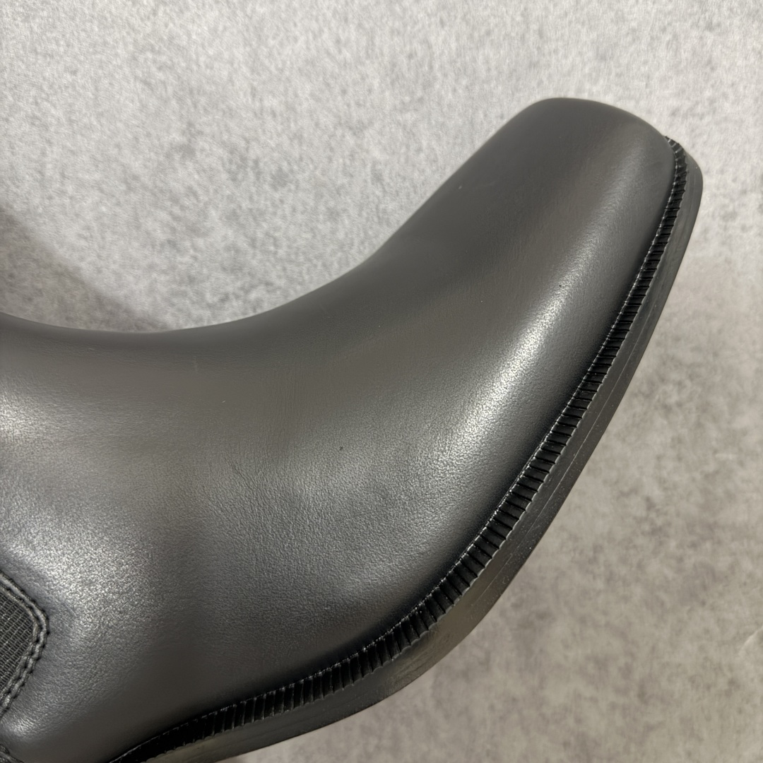 图片[6]-【莞产G版】Balenciaga巴黎世家 亮面牛皮革方头套筒短筒切尔西靴 象征着时尚的前沿 款式典雅而时尚 突显法式高雅气息 众多国内外一线潮流明星上脚加持 舒适鞋面 具有很好的延展性和透气性 外观设计鞋身运用简洁的黑色进行搭配 上脚颜值高 鞋跟耐磨性强 不易打滑 尺码：39-45（偏大一码）-选品中心
