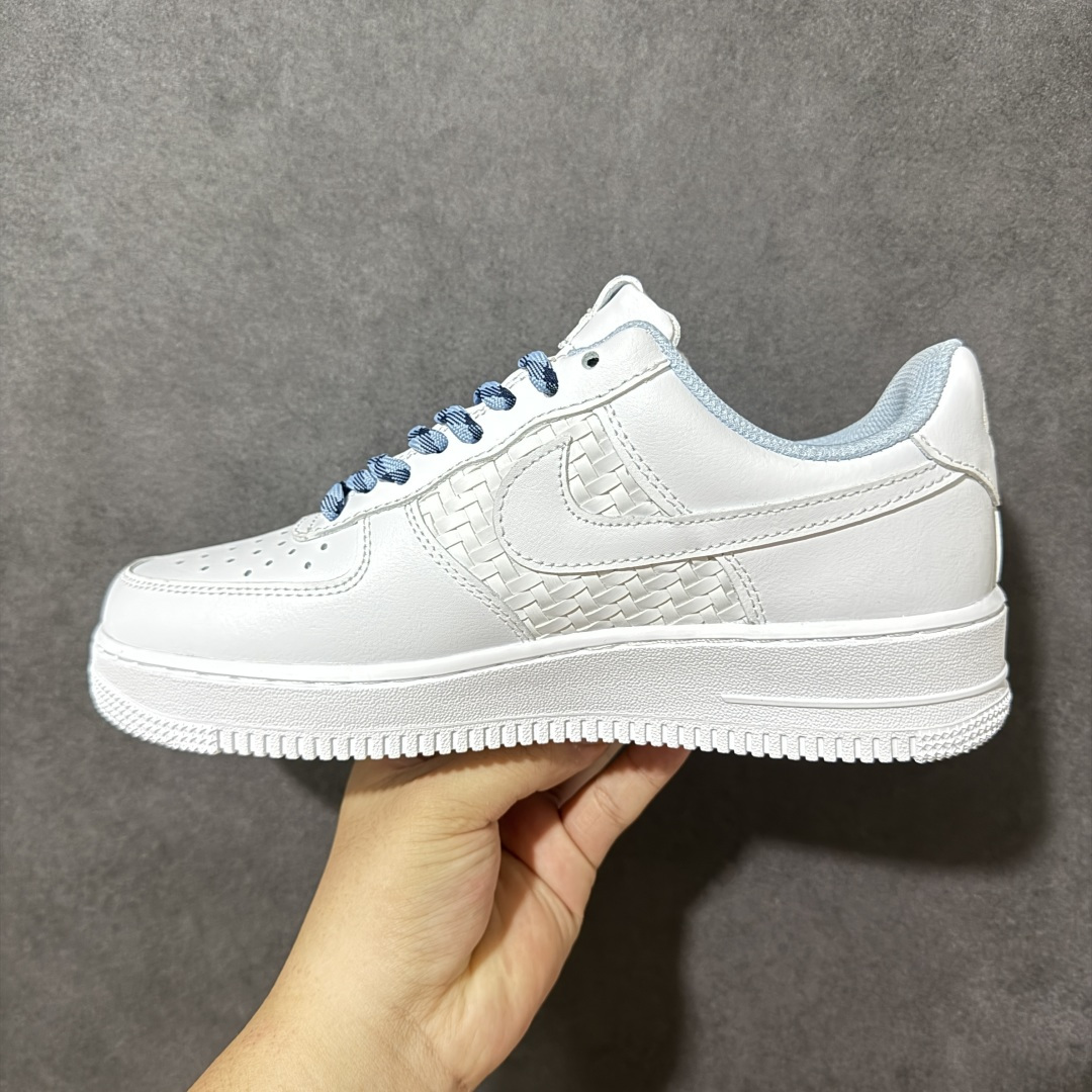 图片[2]-【公司级】耐克Nike AIR FORCE 1’07空军一号低帮百搭休闲运动板鞋。柔软、弹性十足的缓震性能和出色的中底设计，横跨复古与现代的外型结合，造就出风靡全球三十多年的Force 1。 货号：IW1892-111 尺码：36 36.5 37.5 38 38.5 39 40 40.5 41 42 42.5 43 44 45-选品中心