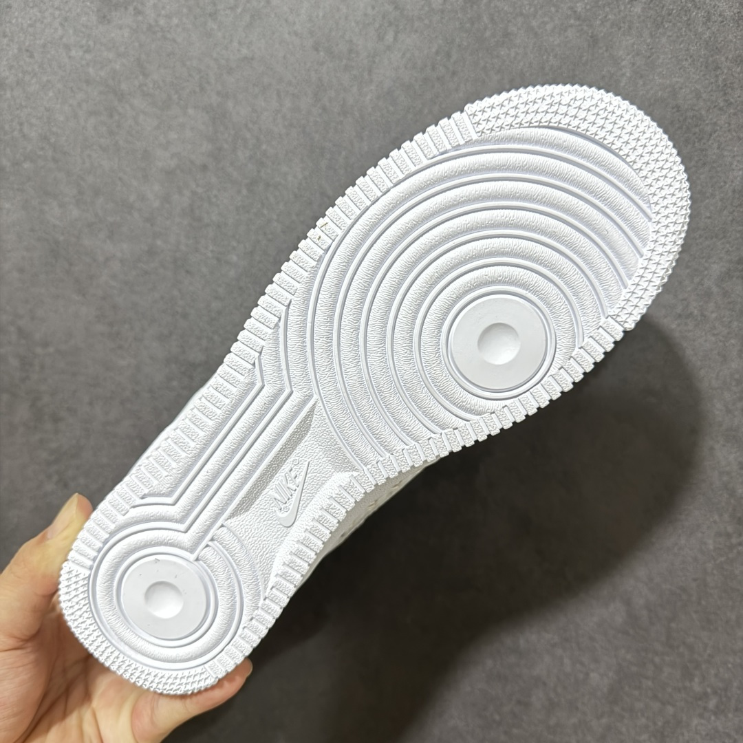 图片[9]-【公司级】耐克Nike AIR FORCE 1’07空军一号低帮百搭休闲运动板鞋。柔软、弹性十足的缓震性能和出色的中底设计，横跨复古与现代的外型结合，造就出风靡全球三十多年的Force 1。 货号：IW1892-111 尺码：36 36.5 37.5 38 38.5 39 40 40.5 41 42 42.5 43 44 45-选品中心