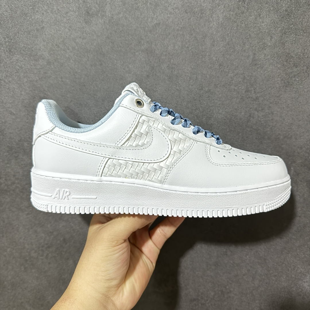 【公司级】耐克Nike AIR FORCE 1’07空军一号低帮百搭休闲运动板鞋。柔软、弹性十足的缓震性能和出色的中底设计，横跨复古与现代的外型结合，造就出风靡全球三十多年的Force 1。 货号：IW1892-111 尺码：36 36.5 37.5 38 38.5 39 40 40.5 41 42 42.5 43 44 45-选品中心
