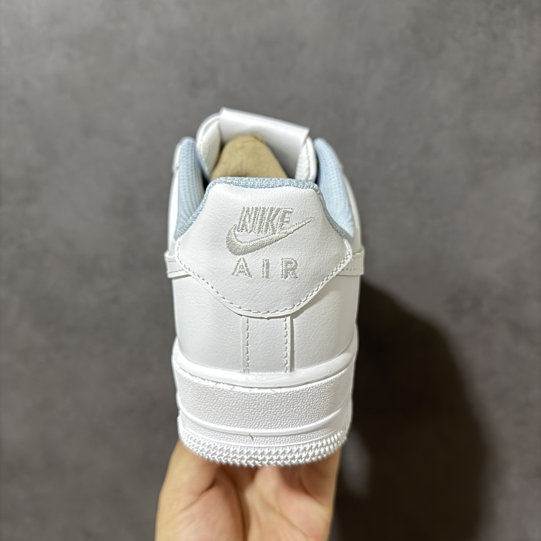 图片[4]-【公司级】耐克Nike AIR FORCE 1’07空军一号低帮百搭休闲运动板鞋。柔软、弹性十足的缓震性能和出色的中底设计，横跨复古与现代的外型结合，造就出风靡全球三十多年的Force 1。 货号：IW1892-111 尺码：36 36.5 37.5 38 38.5 39 40 40.5 41 42 42.5 43 44 45-选品中心
