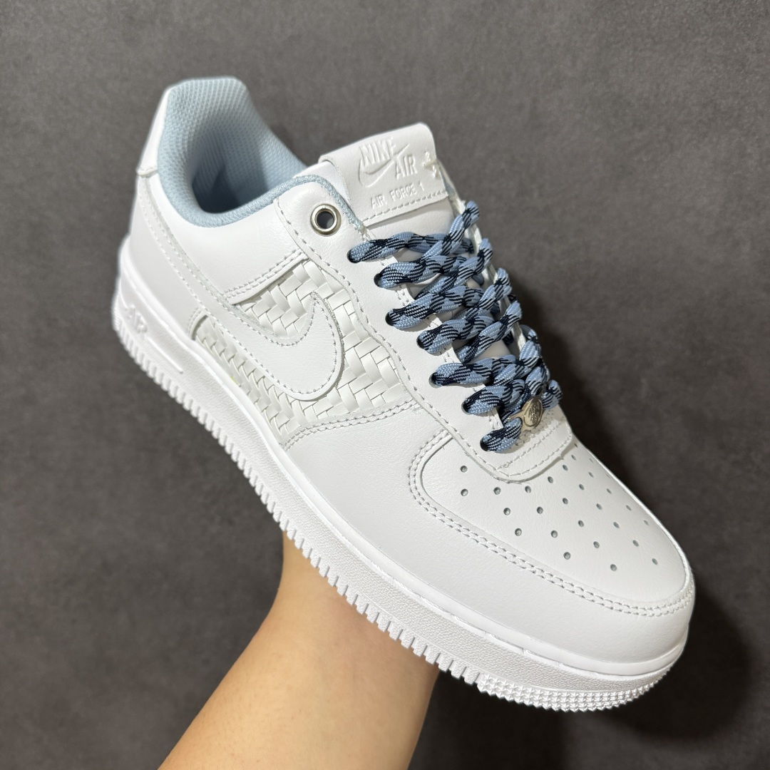 图片[3]-【公司级】耐克Nike AIR FORCE 1’07空军一号低帮百搭休闲运动板鞋。柔软、弹性十足的缓震性能和出色的中底设计，横跨复古与现代的外型结合，造就出风靡全球三十多年的Force 1。 货号：IW1892-111 尺码：36 36.5 37.5 38 38.5 39 40 40.5 41 42 42.5 43 44 45-选品中心