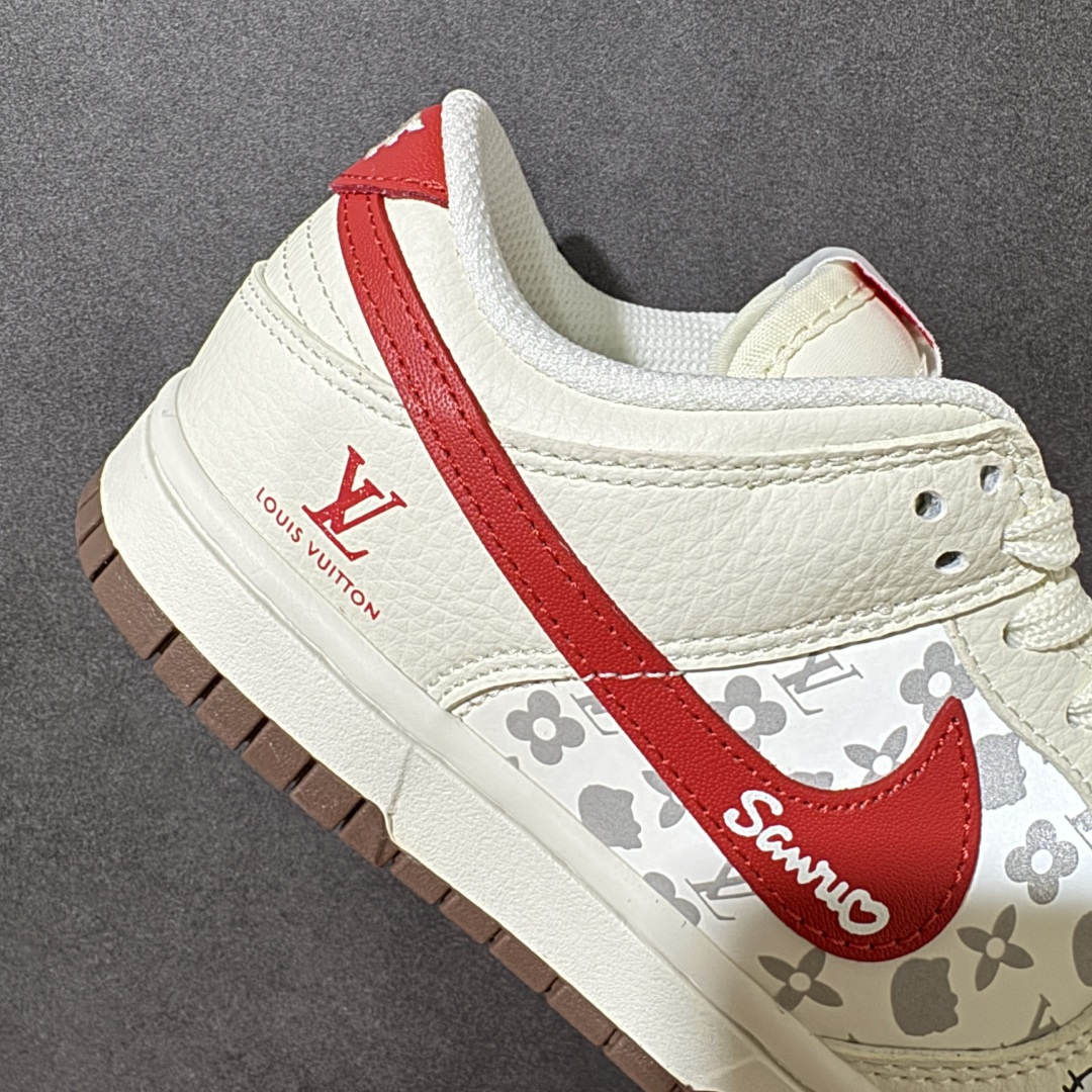 图片[7]-【定制版】\”LV x Hello Kitty\” 联名定制款 米白底色撞色红棕，老花暗纹低调显贵气，延续Dunk Low经典低帮轮廓，脚感舒适，适配性广，既能打造街头潮流风，也能搭配休闲日常穿搭。Hello Kitty挂饰+经典鞋型，甜妹与潮人都能驾驭，头层皮质+生胶底，脚感舒适不挑穿搭，无论是约会还是炸街，这双都是回头率爆棚的C位选择！ 货号：HF0391-001 尺码：36-46带半码-选品中心