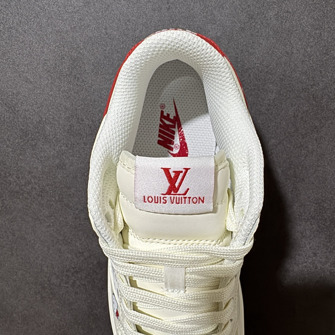 图片[6]-【定制版】\”LV x Hello Kitty\” 联名定制款 米白底色撞色红棕，老花暗纹低调显贵气，延续Dunk Low经典低帮轮廓，脚感舒适，适配性广，既能打造街头潮流风，也能搭配休闲日常穿搭。Hello Kitty挂饰+经典鞋型，甜妹与潮人都能驾驭，头层皮质+生胶底，脚感舒适不挑穿搭，无论是约会还是炸街，这双都是回头率爆棚的C位选择！ 货号：HF0391-001 尺码：36-46带半码-选品中心