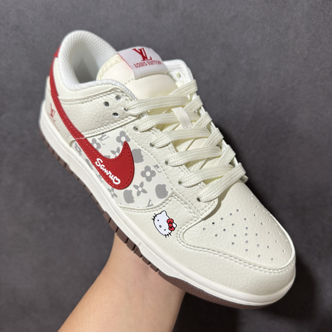 图片[3]-【定制版】\”LV x Hello Kitty\” 联名定制款 米白底色撞色红棕，老花暗纹低调显贵气，延续Dunk Low经典低帮轮廓，脚感舒适，适配性广，既能打造街头潮流风，也能搭配休闲日常穿搭。Hello Kitty挂饰+经典鞋型，甜妹与潮人都能驾驭，头层皮质+生胶底，脚感舒适不挑穿搭，无论是约会还是炸街，这双都是回头率爆棚的C位选择！ 货号：HF0391-001 尺码：36-46带半码-选品中心