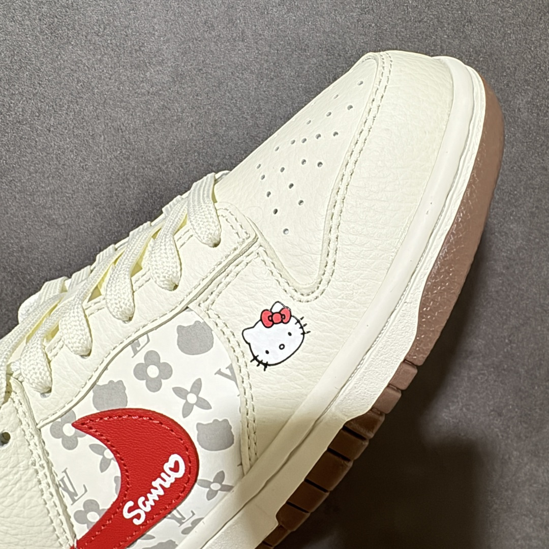 图片[8]-【定制版】\”LV x Hello Kitty\” 联名定制款 米白底色撞色红棕，老花暗纹低调显贵气，延续Dunk Low经典低帮轮廓，脚感舒适，适配性广，既能打造街头潮流风，也能搭配休闲日常穿搭。Hello Kitty挂饰+经典鞋型，甜妹与潮人都能驾驭，头层皮质+生胶底，脚感舒适不挑穿搭，无论是约会还是炸街，这双都是回头率爆棚的C位选择！ 货号：HF0391-001 尺码：36-46带半码-选品中心