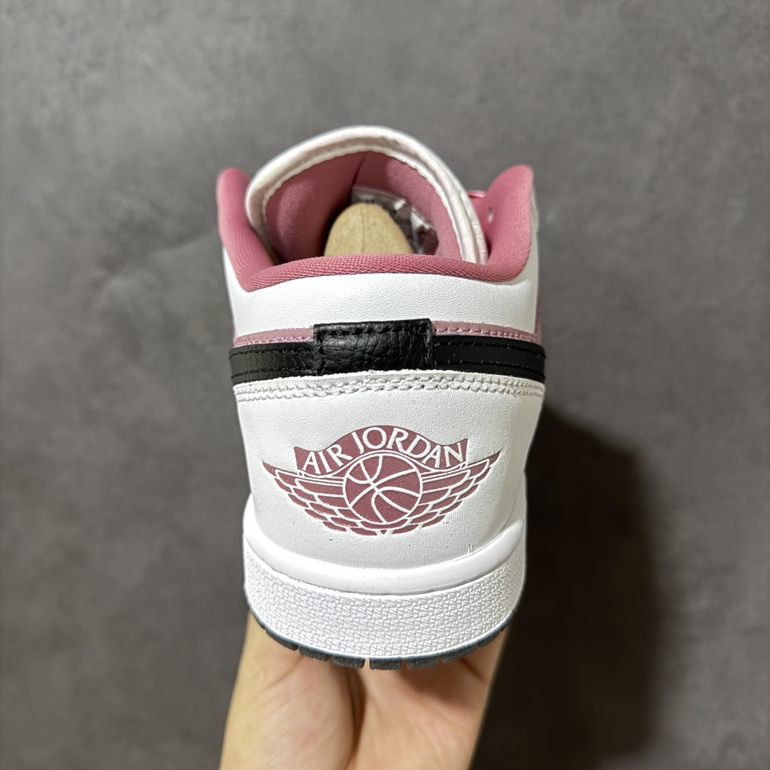 图片[4]-【公司级】甜酷少女 百搭神鞋 AIR JORDAN 1，低帮版型简约灵动，白粉棕撞色温柔耐看，绸缎鞋带搭配金属R吊坠氛围感拉满。细腻皮革打造舒适鞋身，鞋型修饰脚型不臃肿，扎实中底兼顾支撑与柔韧，不管搭配裙子还是休闲裤都很出彩，清新配色日常出街首选。 货号：IO0668-100 尺码：36 36.5 37.5 38 38.5 39 40 40.5 41 42 42.5 43 44 44.5 45-选品中心