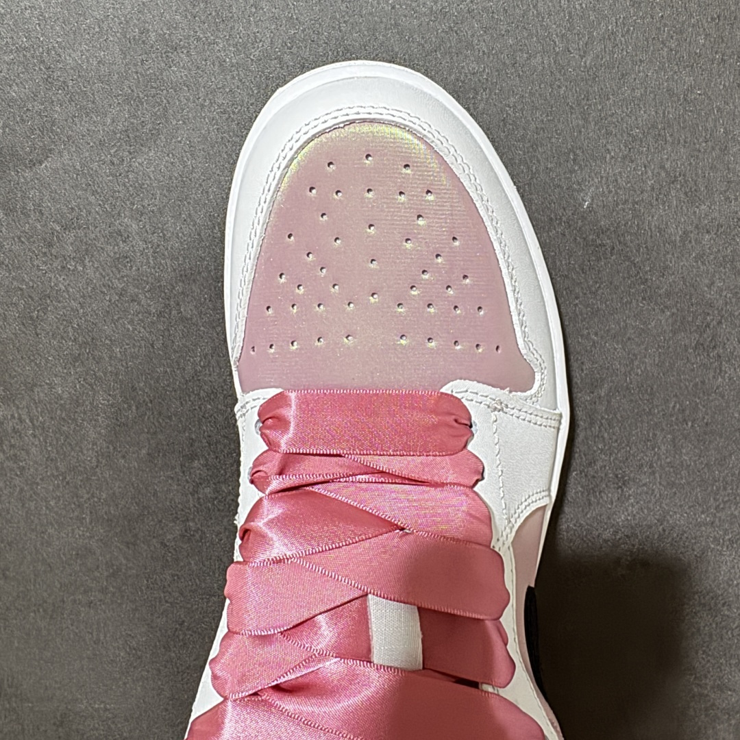 图片[5]-【公司级】甜酷少女 百搭神鞋 AIR JORDAN 1，低帮版型简约灵动，白粉棕撞色温柔耐看，绸缎鞋带搭配金属R吊坠氛围感拉满。细腻皮革打造舒适鞋身，鞋型修饰脚型不臃肿，扎实中底兼顾支撑与柔韧，不管搭配裙子还是休闲裤都很出彩，清新配色日常出街首选。 货号：IO0668-100 尺码：36 36.5 37.5 38 38.5 39 40 40.5 41 42 42.5 43 44 44.5 45-选品中心