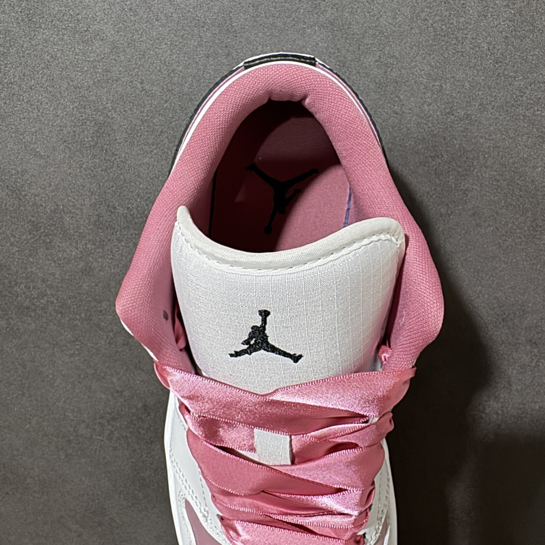 图片[6]-【公司级】甜酷少女 百搭神鞋 AIR JORDAN 1，低帮版型简约灵动，白粉棕撞色温柔耐看，绸缎鞋带搭配金属R吊坠氛围感拉满。细腻皮革打造舒适鞋身，鞋型修饰脚型不臃肿，扎实中底兼顾支撑与柔韧，不管搭配裙子还是休闲裤都很出彩，清新配色日常出街首选。 货号：IO0668-100 尺码：36 36.5 37.5 38 38.5 39 40 40.5 41 42 42.5 43 44 44.5 45-选品中心